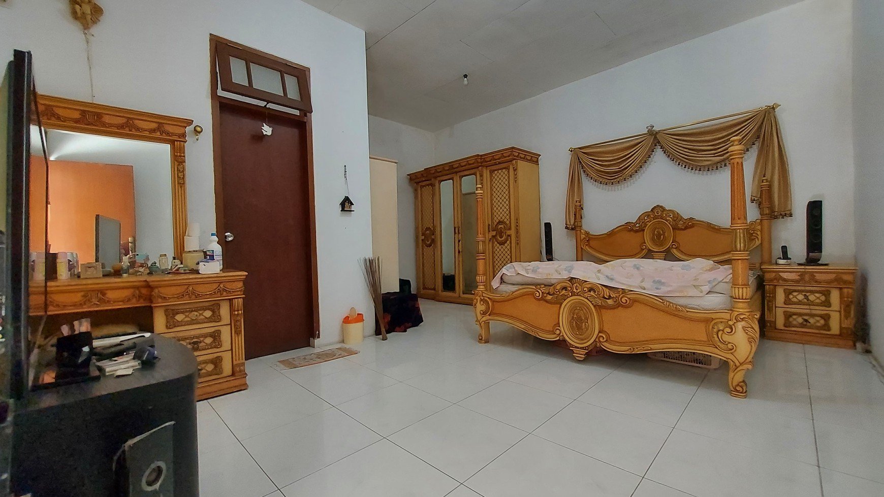 Rumah Luas 400m&#xb2; Layout Nyaman dan Plong Dengan Row Jalan Lebar di Cinere