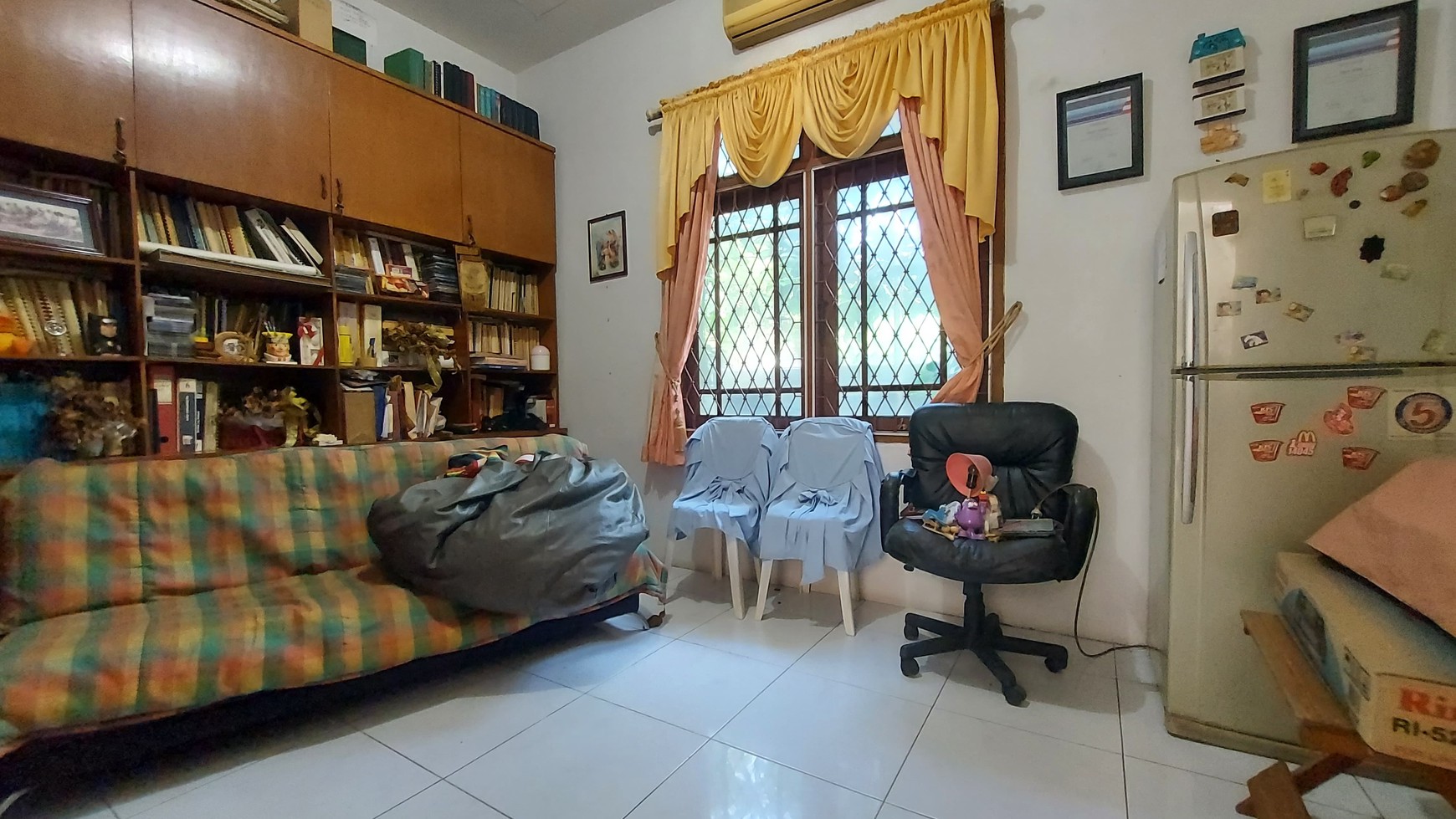 Rumah Luas 400m&#xb2; Layout Nyaman dan Plong Dengan Row Jalan Lebar di Cinere