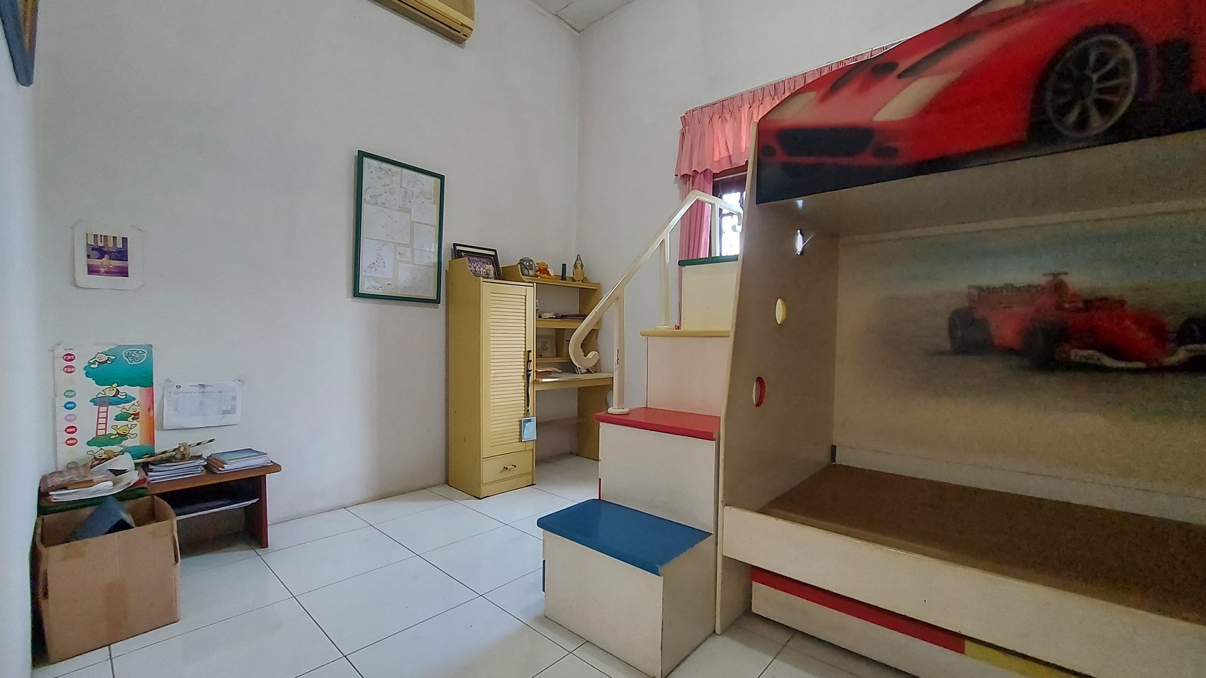 Rumah Luas 400m&#xb2; Layout Nyaman dan Plong Dengan Row Jalan Lebar di Cinere