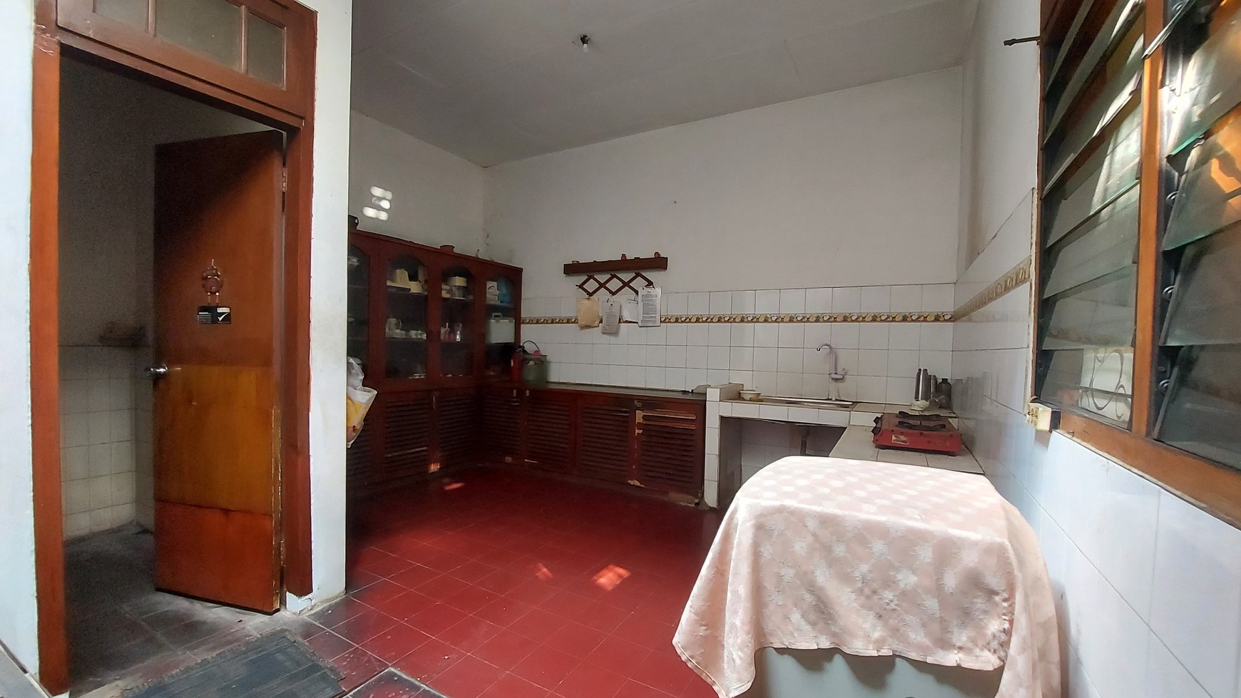 Rumah Luas 400m&#xb2; Layout Nyaman dan Plong Dengan Row Jalan Lebar di Cinere