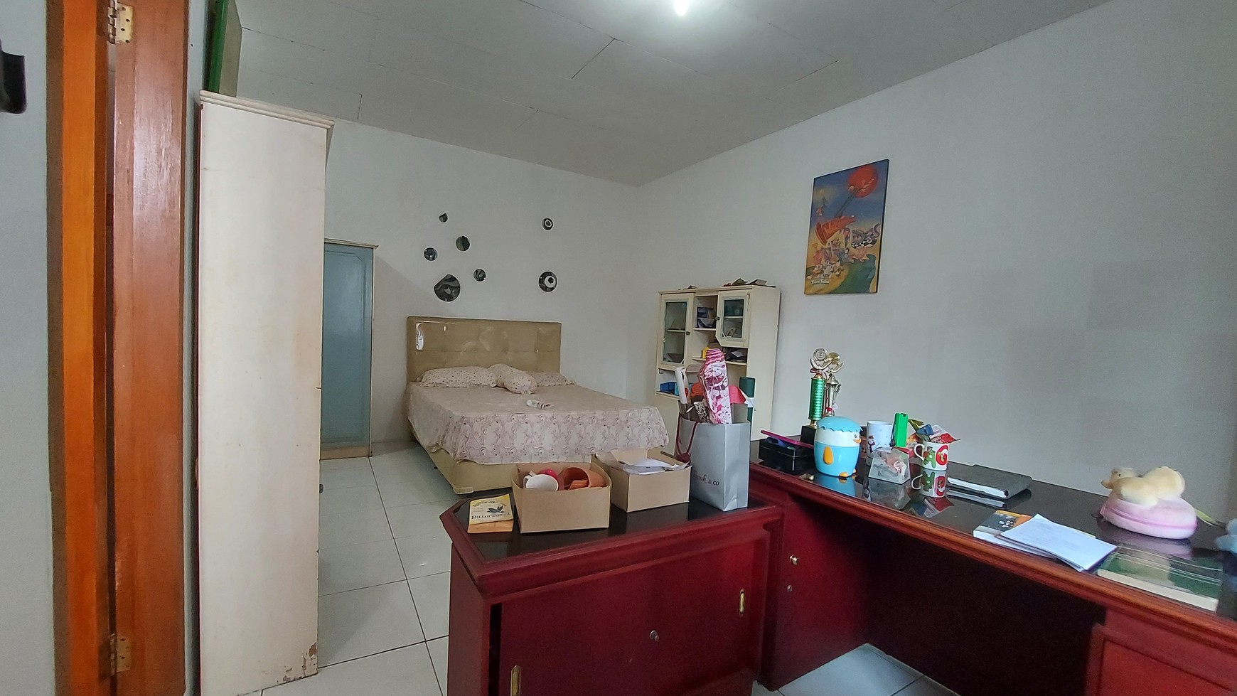 Rumah Luas 400m&#xb2; Layout Nyaman dan Plong Dengan Row Jalan Lebar di Cinere