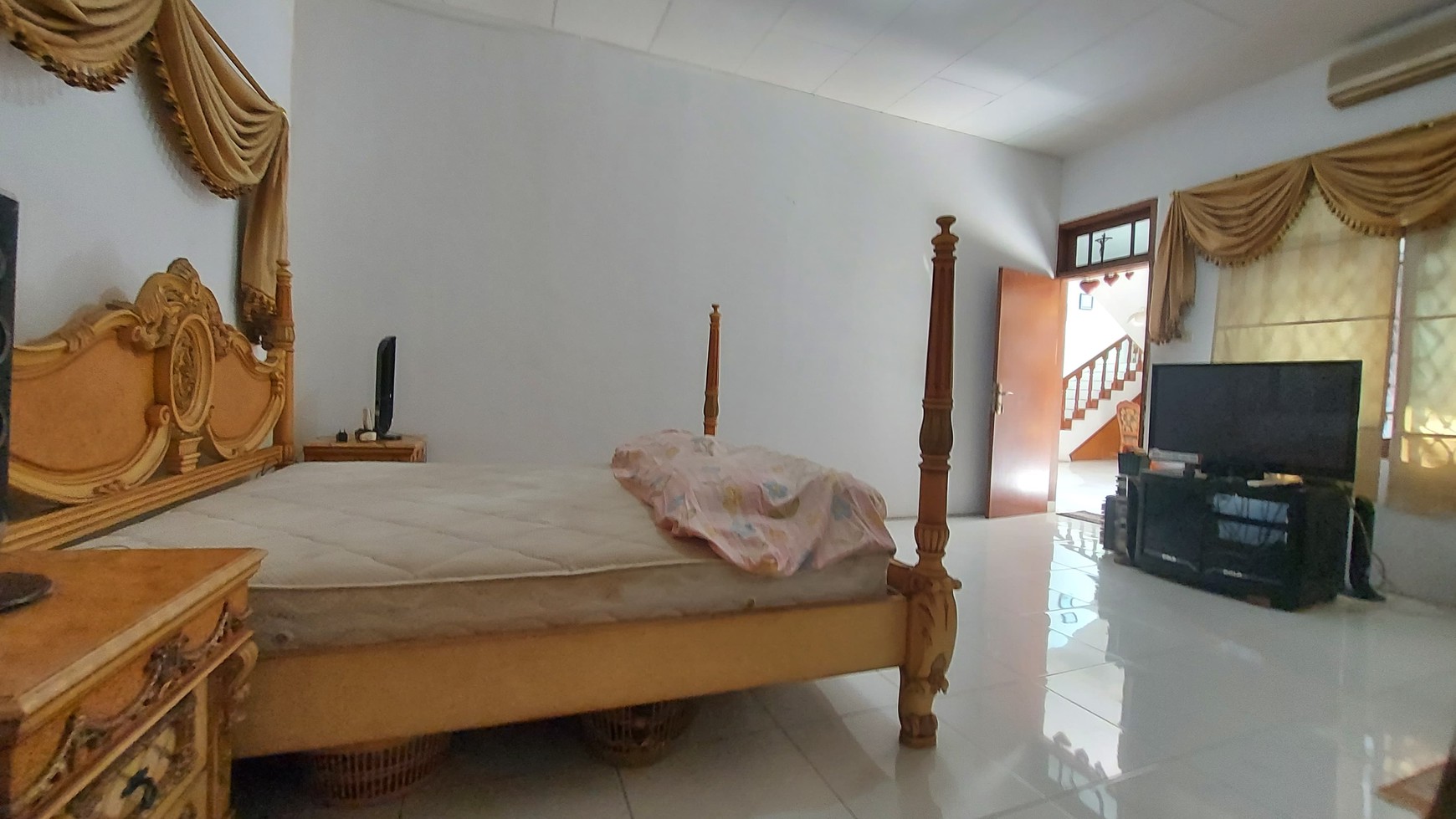 Rumah Luas 400m&#xb2; Layout Nyaman dan Plong Dengan Row Jalan Lebar di Cinere