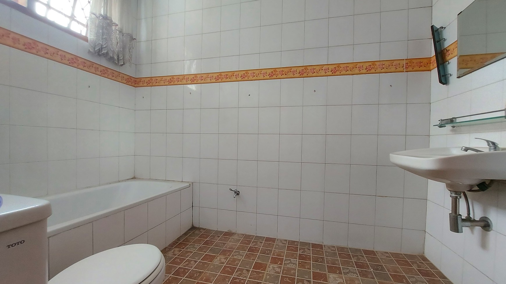 Rumah Luas 400m&#xb2; Layout Nyaman dan Plong Dengan Row Jalan Lebar di Cinere