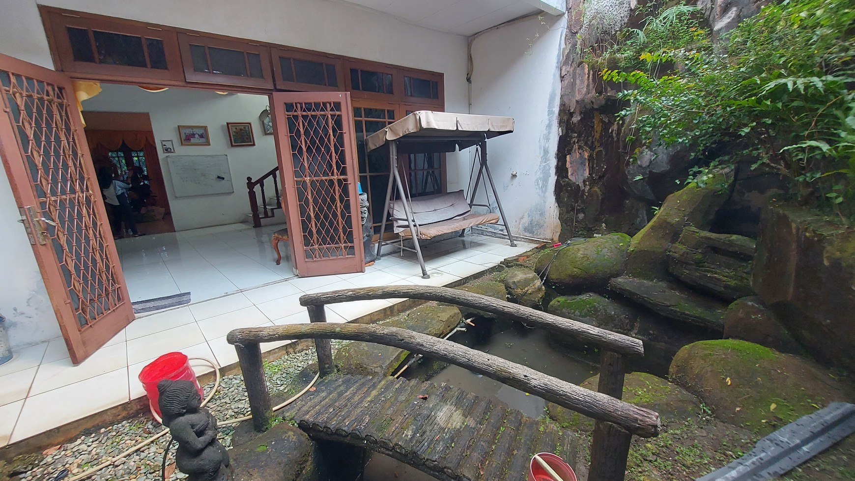 Rumah Luas 400m&#xb2; Layout Nyaman dan Plong Dengan Row Jalan Lebar di Cinere