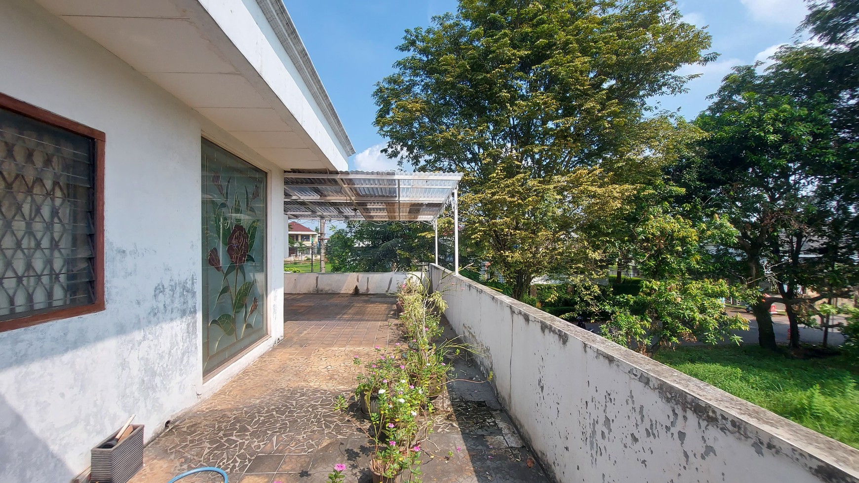 Rumah Luas 400m&#xb2; Layout Nyaman dan Plong Dengan Row Jalan Lebar di Cinere