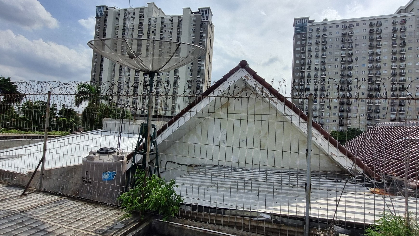Rumah Bagus Di Jl Trapesium Raya Kebon Jeruk Jakarta Barat