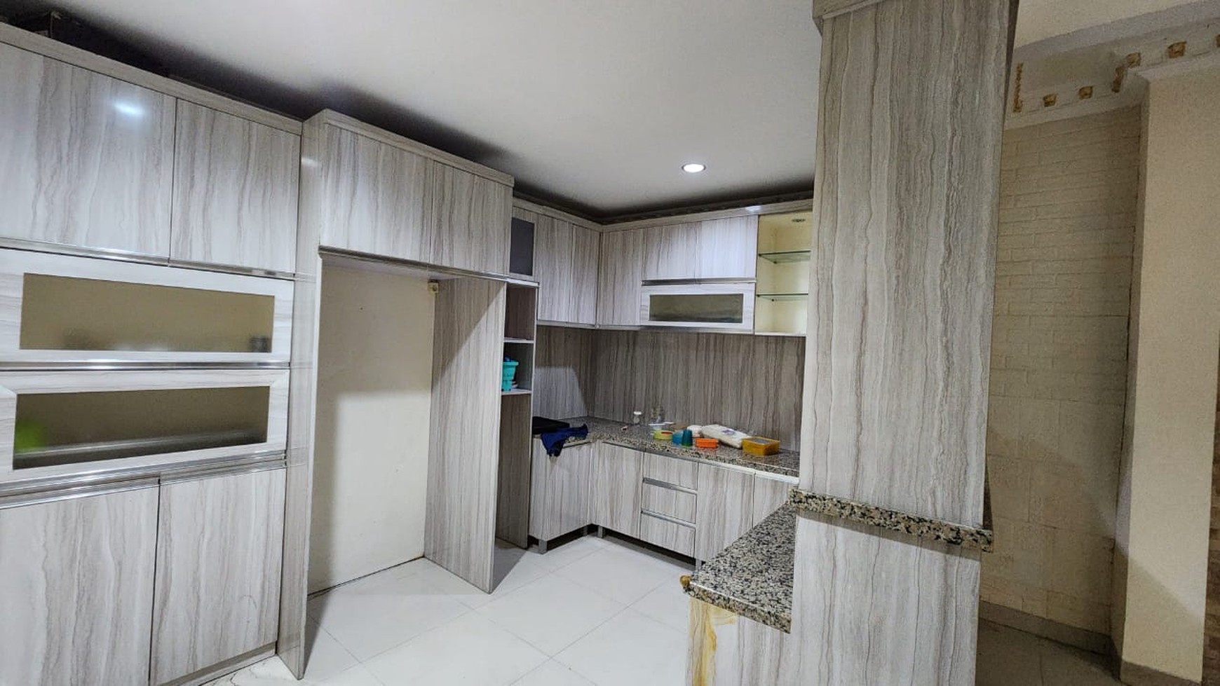 Rumah Klasik Akses Jalan 2 Mobil di Tebet Utara
