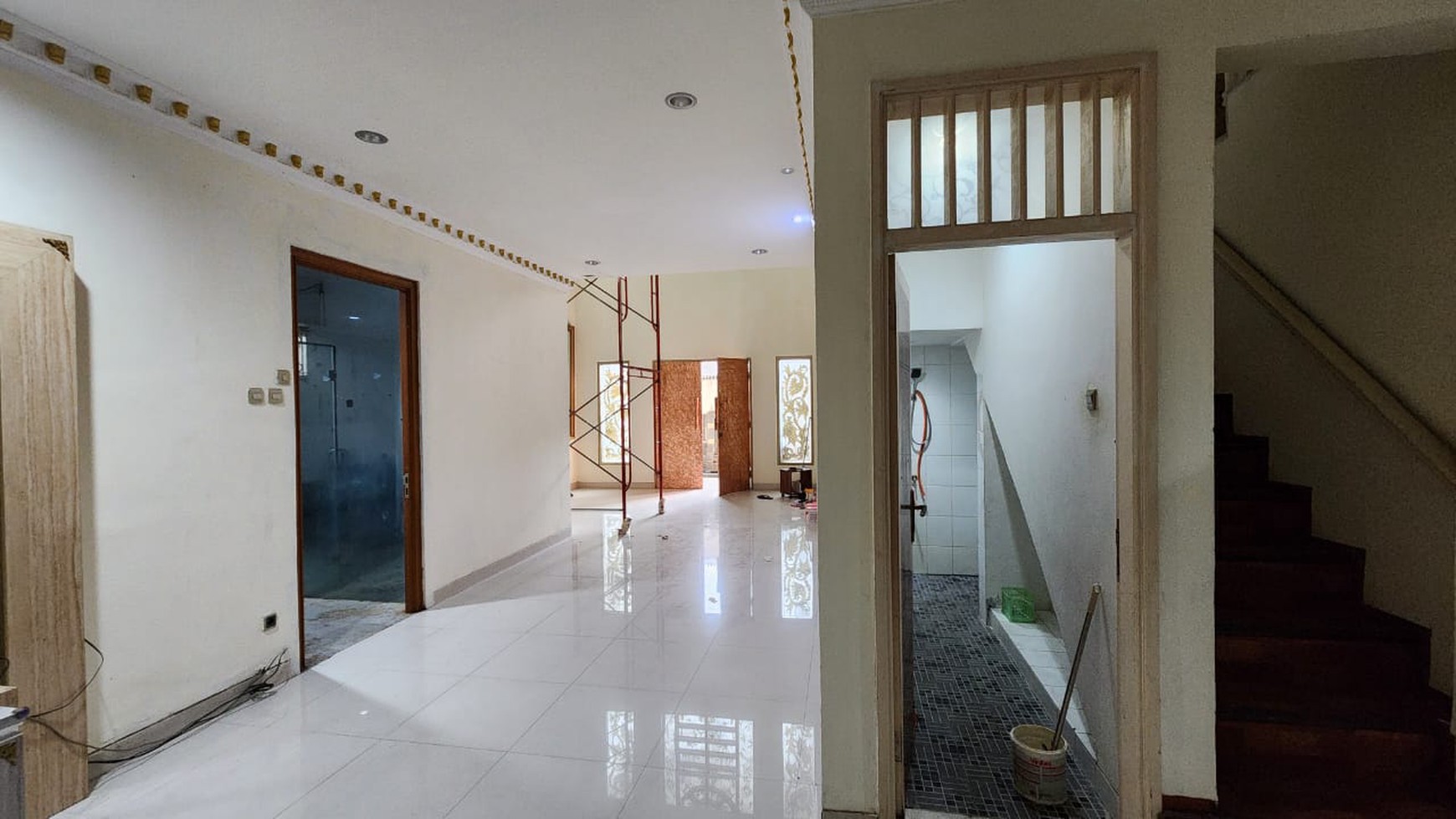 Rumah Klasik Akses Jalan 2 Mobil di Tebet Utara