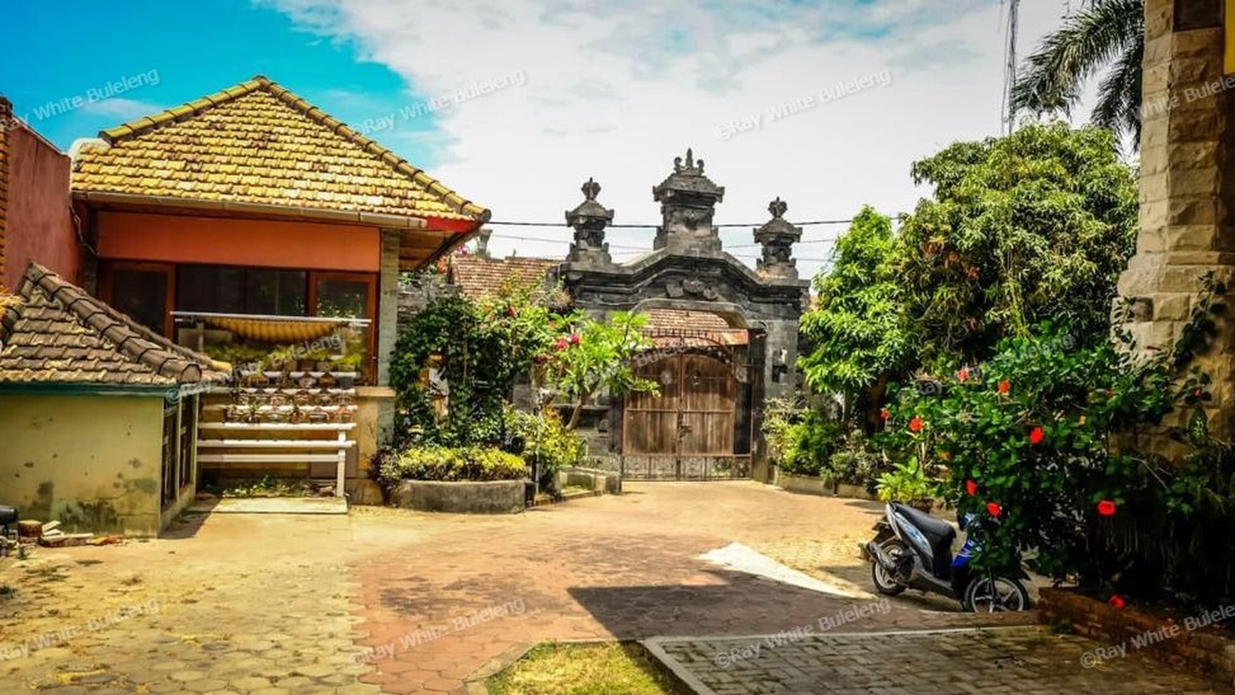 FULLY FURNISHED THREE STOREY HOUSE IN SINGARAJA
