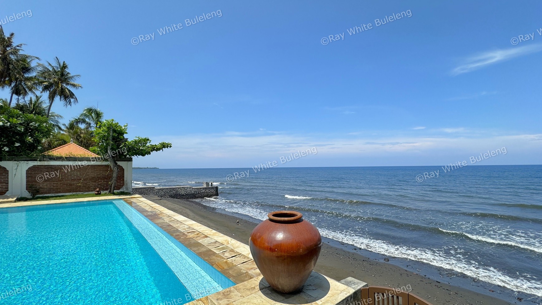 STUNNING BEACHFRONT VILLA IN THE NORTH EAST COST OF BALI