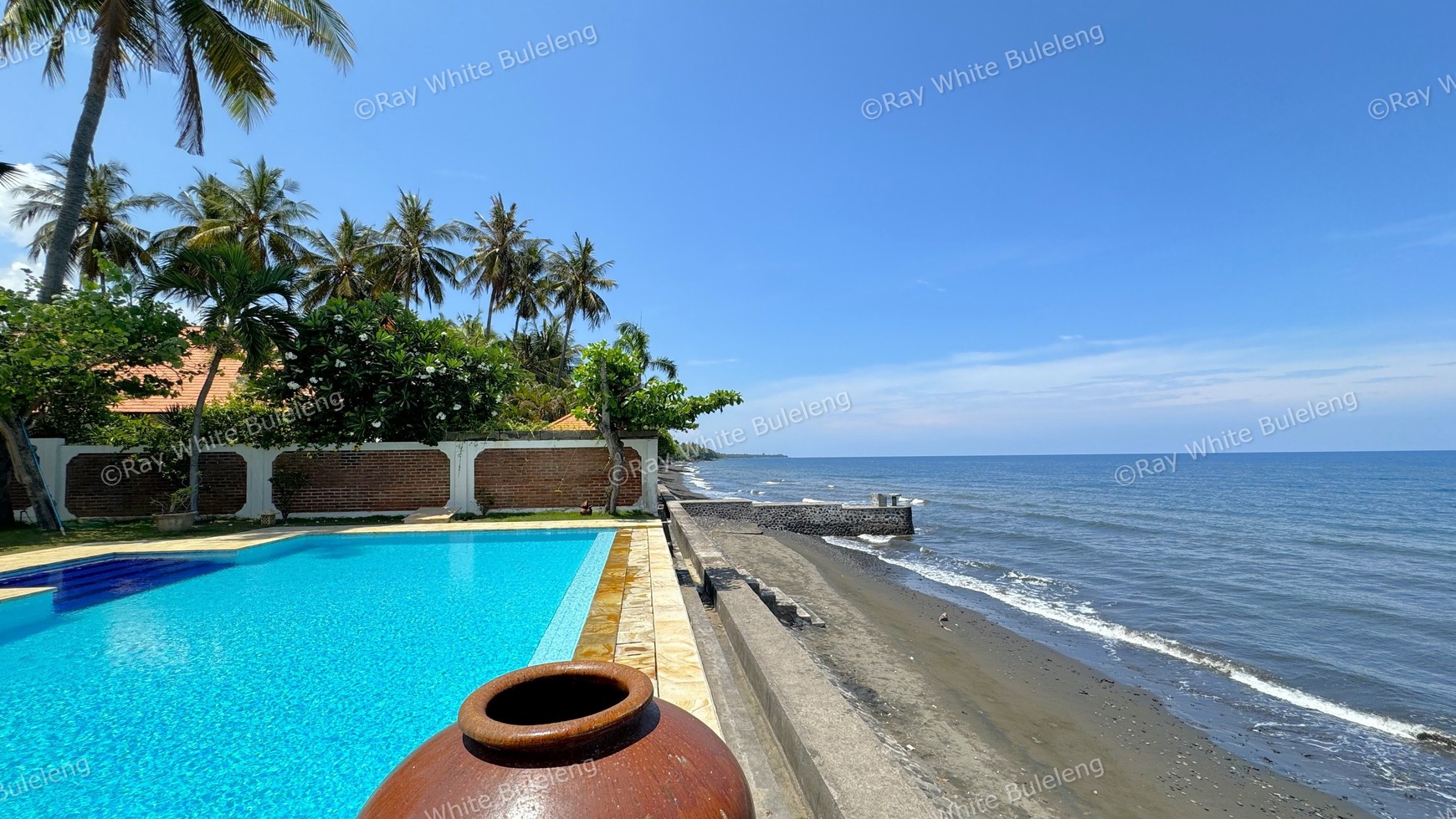 STUNNING BEACHFRONT VILLA IN THE NORTH EAST COST OF BALI
