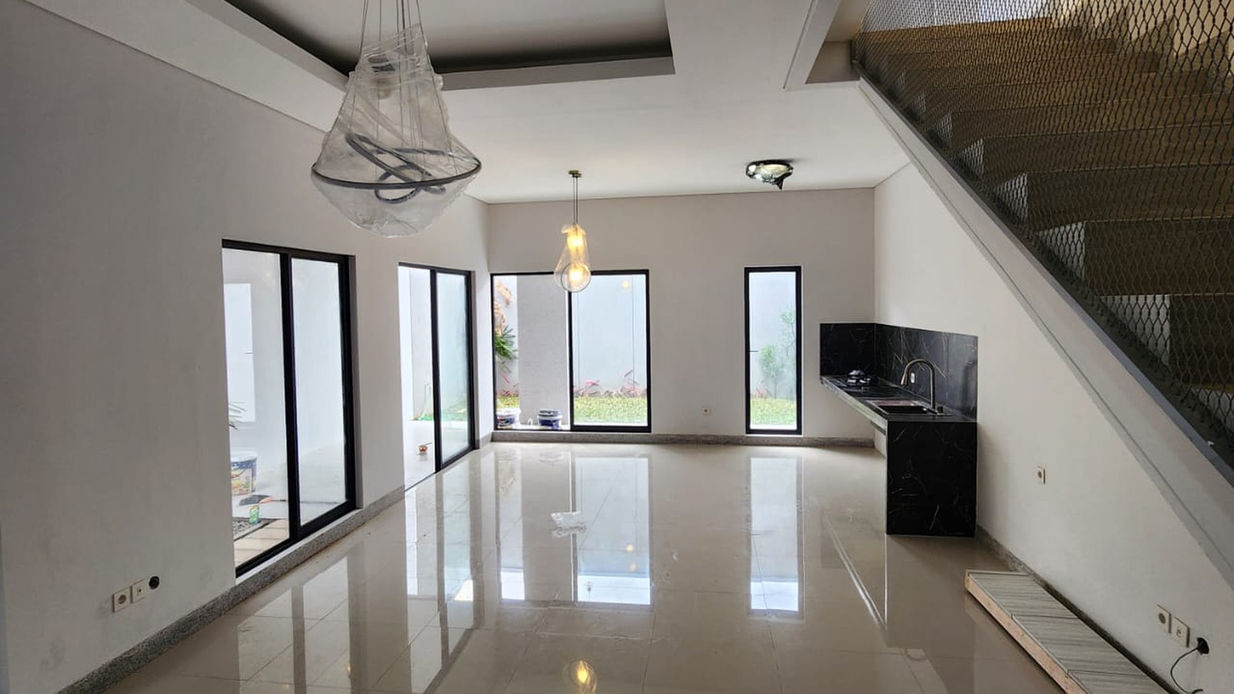 Rumah Bagus 2 Lantai di Bnadung Utara, Pondok Hijau
