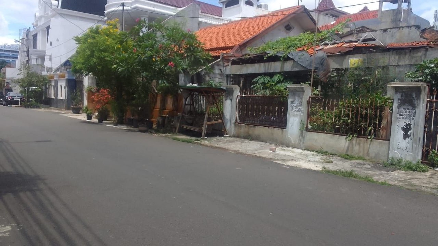 Rumah Tua Hitung Tanah, Strategis Di Tebet Barat Dan Hanya 3 Menit Berjalan Kaki ke ECO Park Tebet