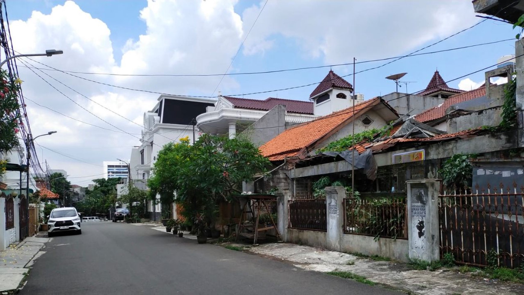 Rumah Tua Hitung Tanah, Strategis Di Tebet Barat Dan Hanya 3 Menit Berjalan Kaki ke ECO Park Tebet