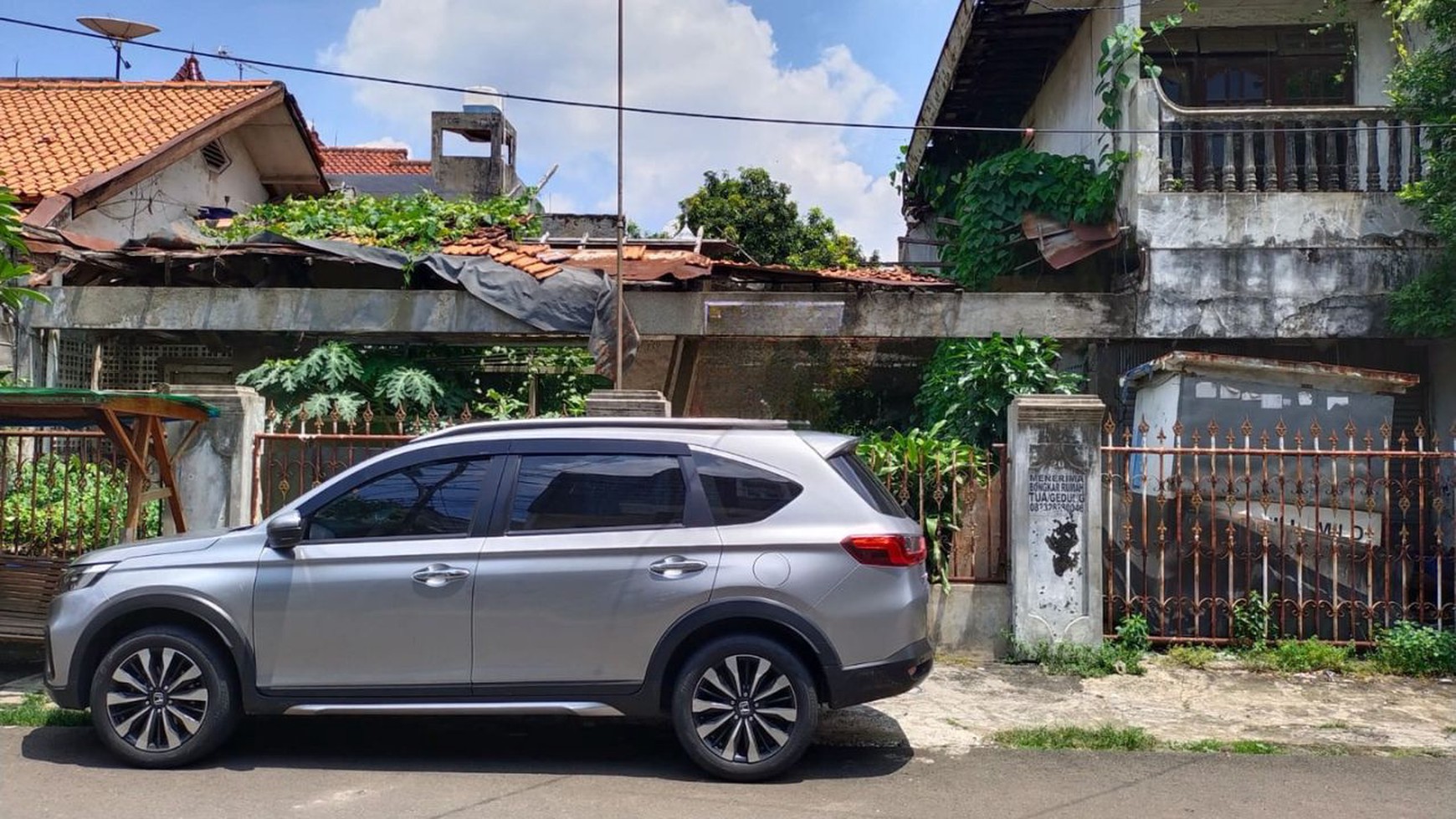 Rumah Tua Hitung Tanah, Strategis Di Tebet Barat Dan Hanya 3 Menit Berjalan Kaki ke ECO Park Tebet