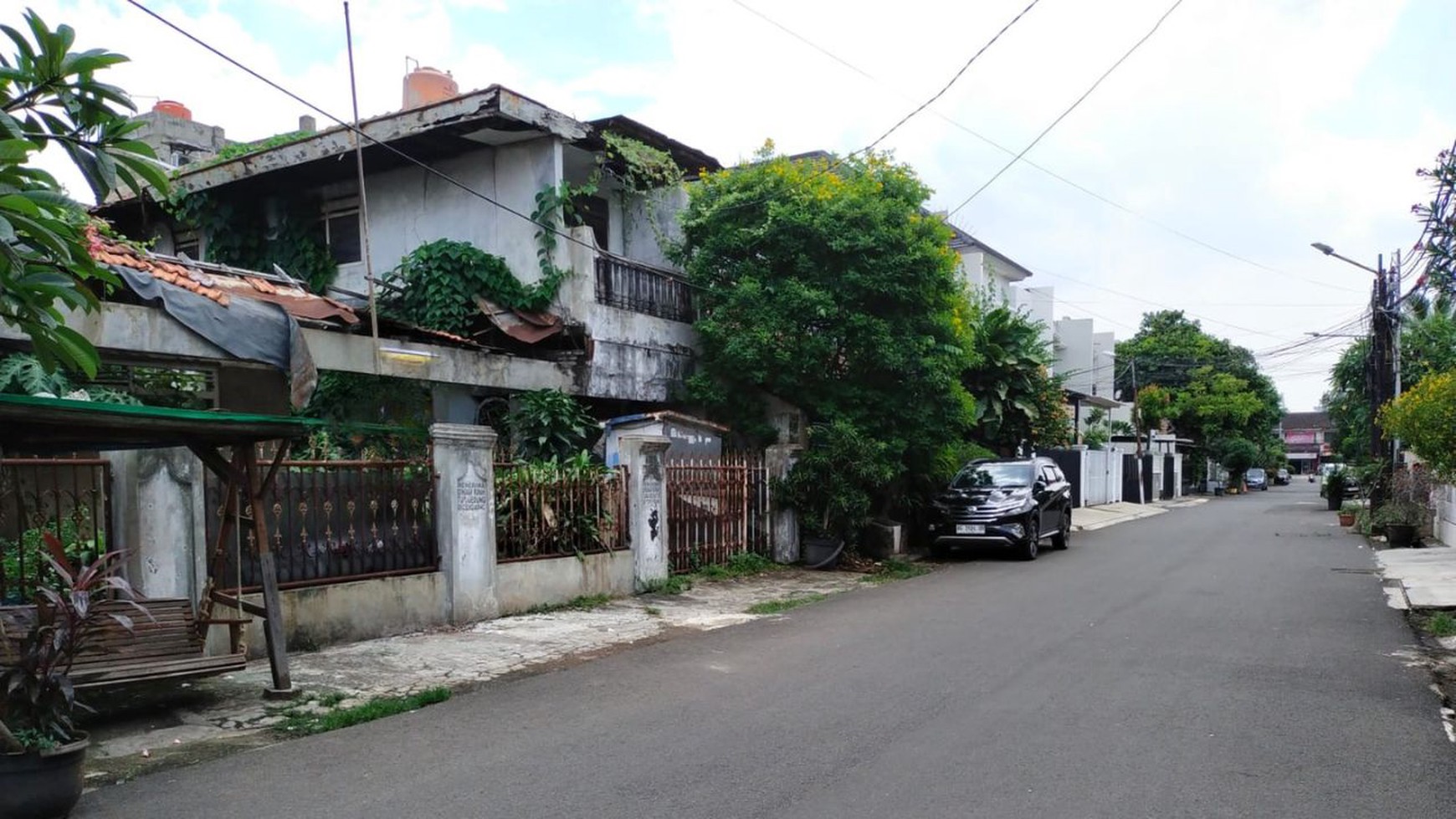 Rumah Tua Hitung Tanah, Strategis Di Tebet Barat Dan Hanya 3 Menit Berjalan Kaki ke ECO Park Tebet