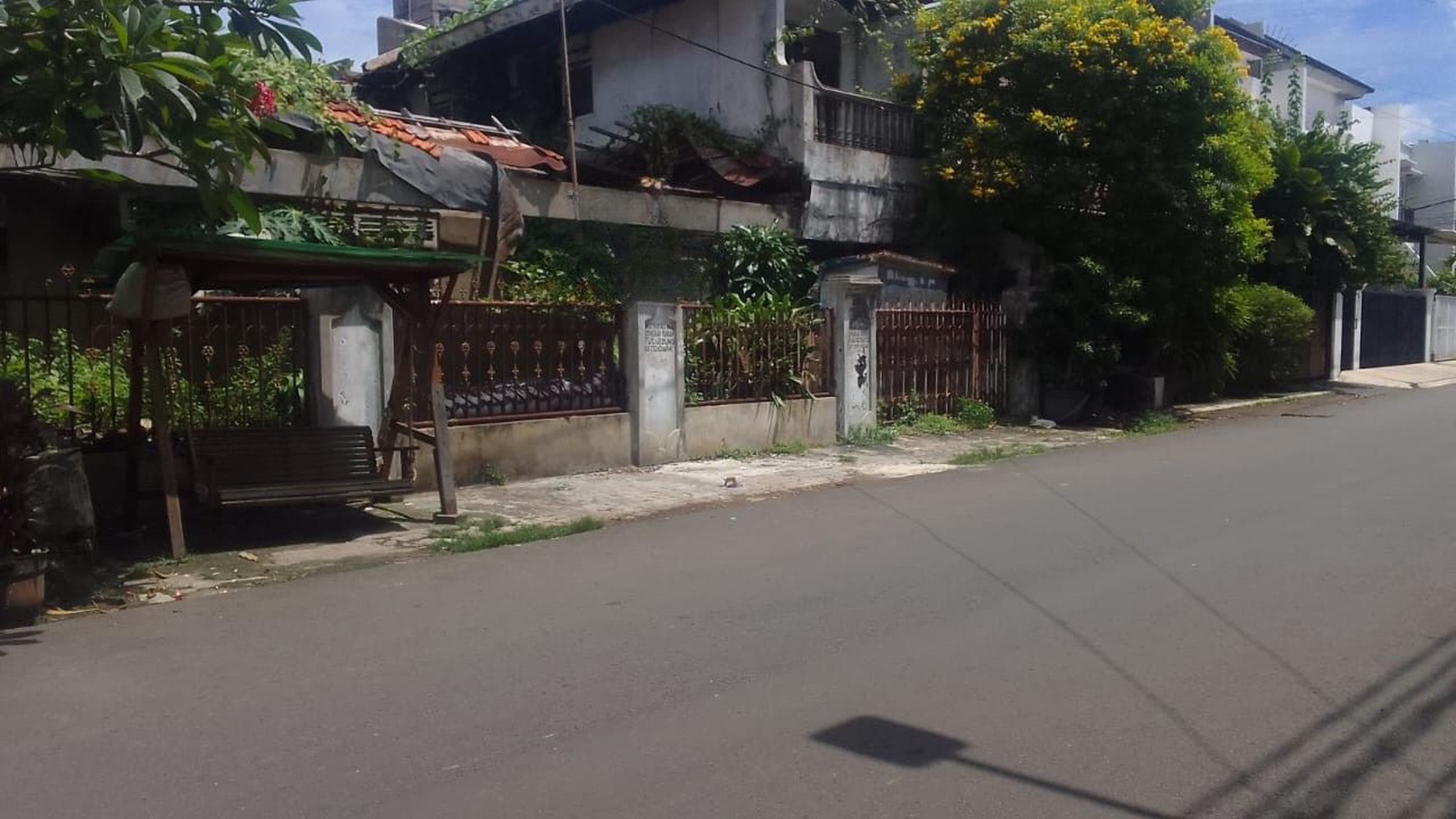 Rumah Tua Hitung Tanah, Strategis Di Tebet Barat Dan Hanya 3 Menit Berjalan Kaki ke ECO Park Tebet