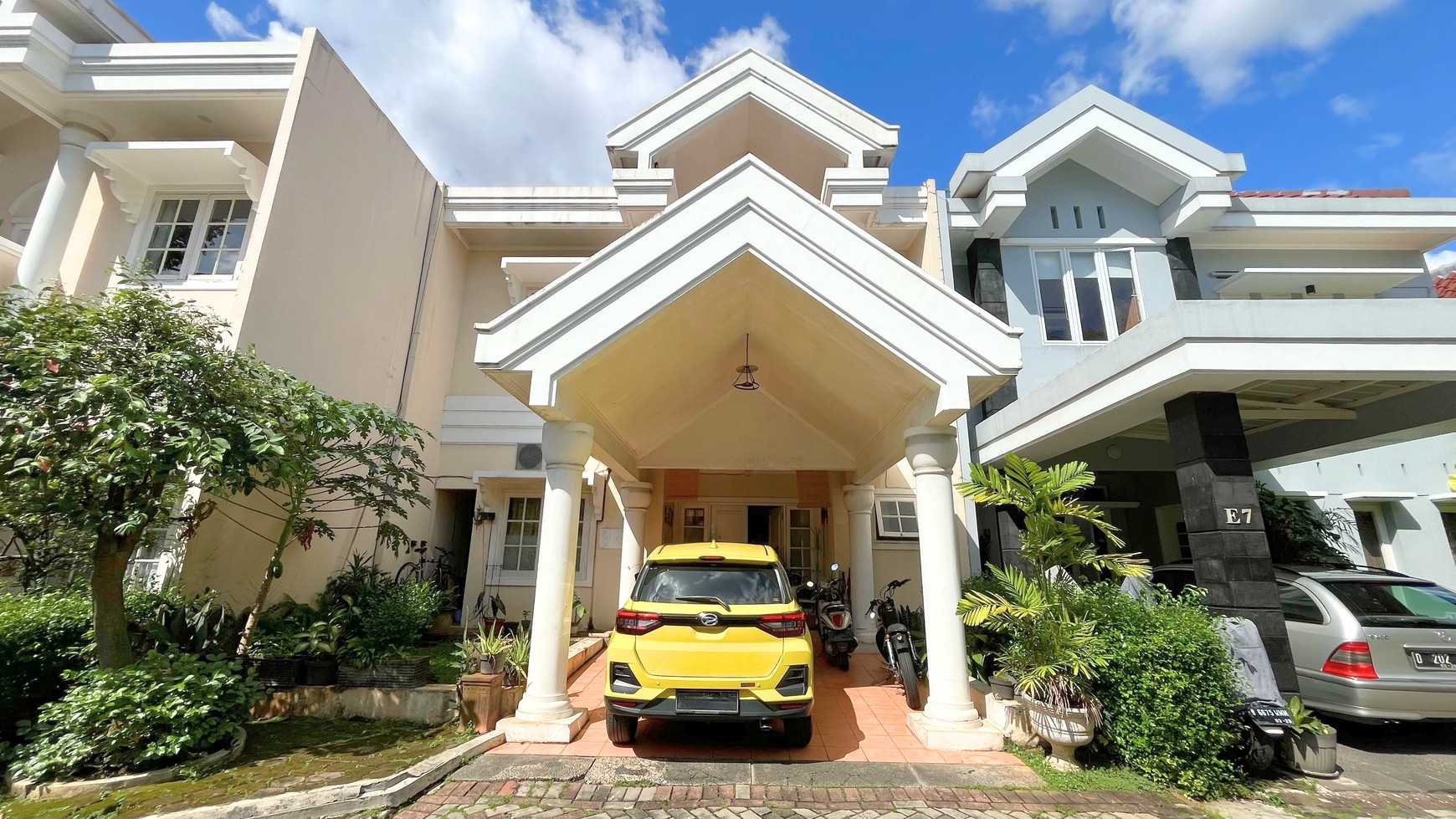 Rumah 2 Lantai Dalam Komplek Berfasilitas Lengkap di Ciputat Timur