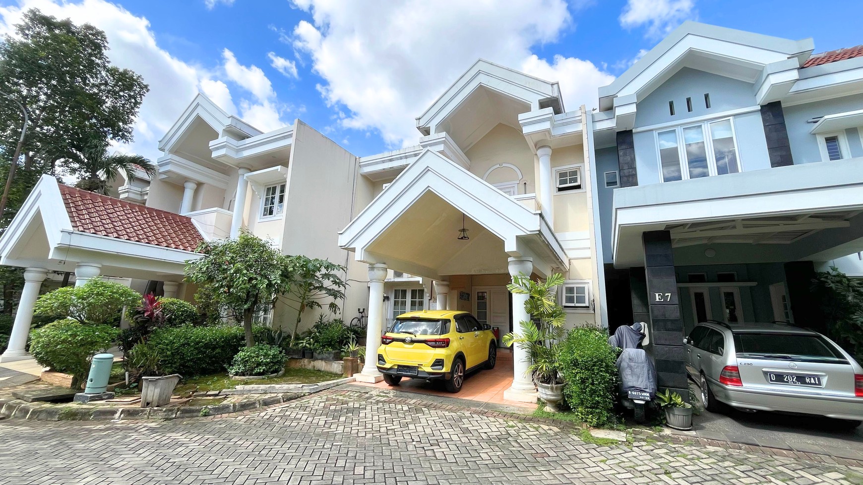 Rumah 2 Lantai Dalam Komplek Berfasilitas Lengkap di Ciputat Timur