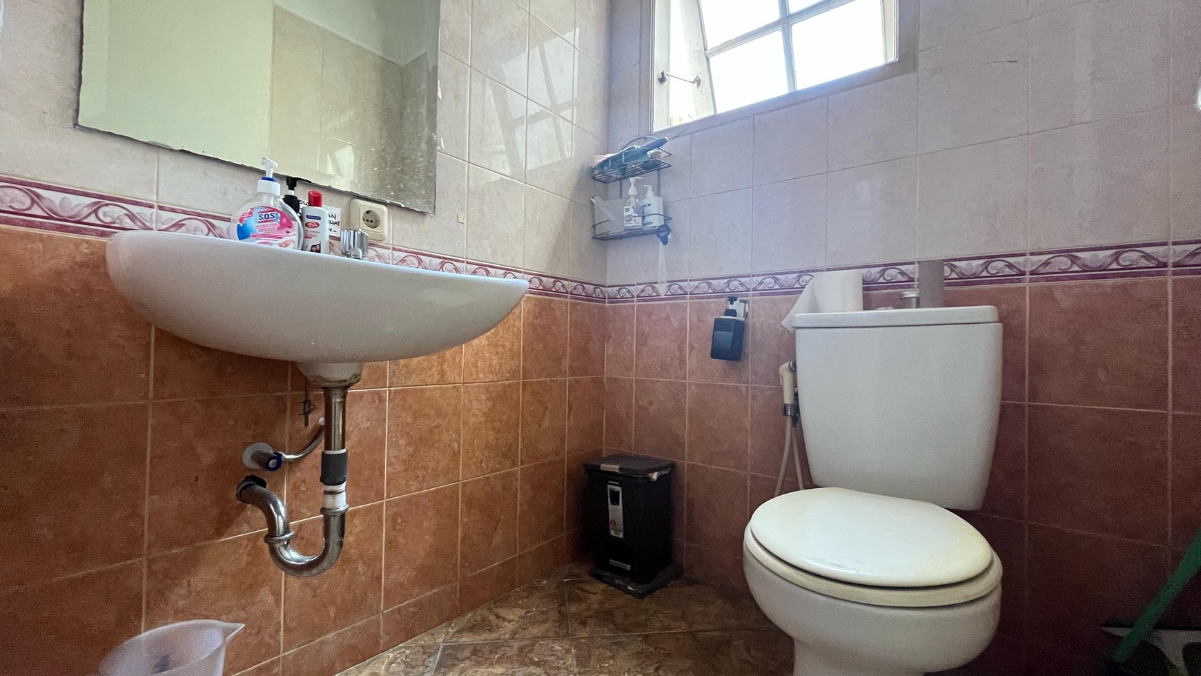 Rumah 2 Lantai Dalam Komplek Berfasilitas Lengkap di Ciputat Timur