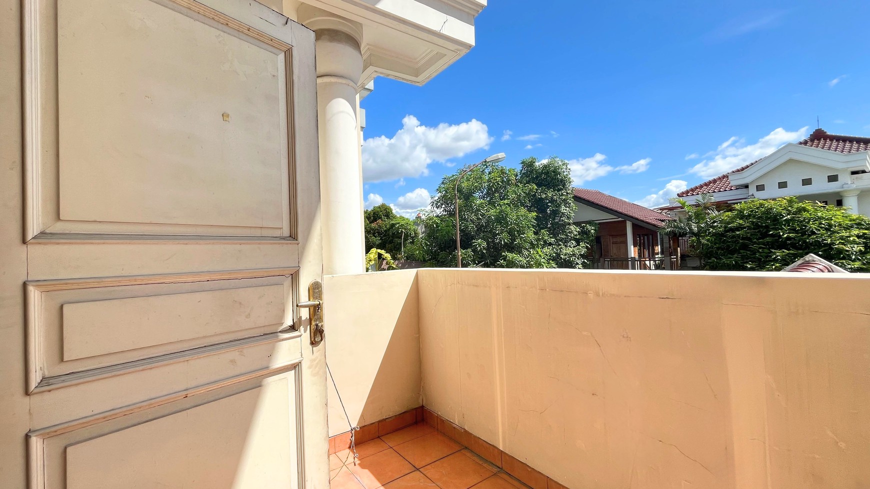 Rumah 2 Lantai Dalam Komplek Berfasilitas Lengkap di Ciputat Timur