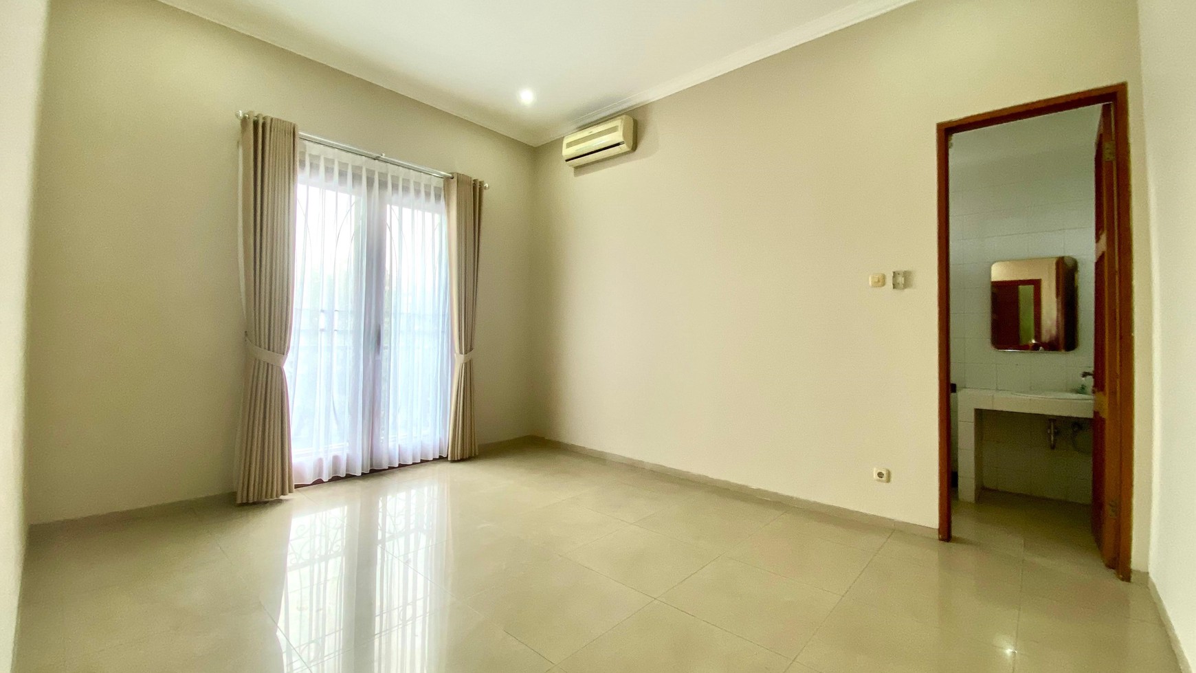 Rumah LUX siap huni di lokasi premium Senayan Bintaro 