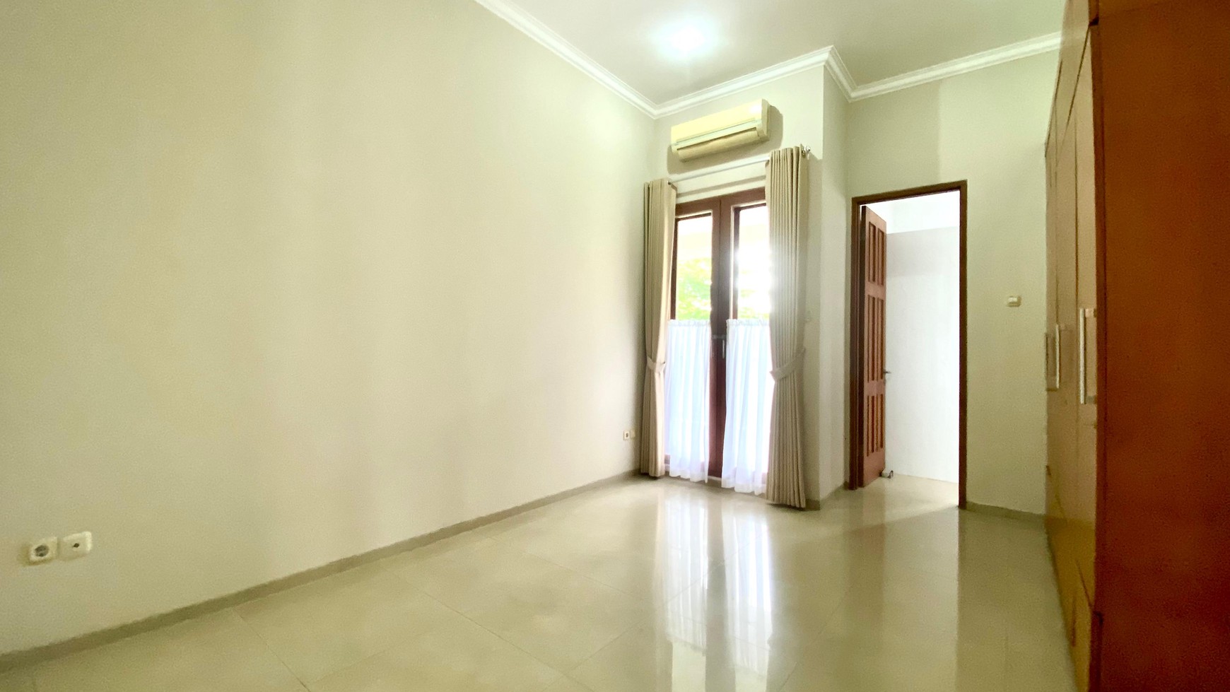 Rumah LUX siap huni di lokasi premium Senayan Bintaro 