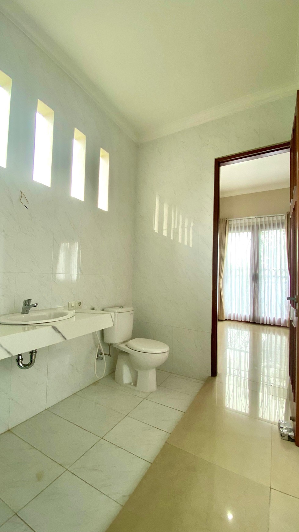 Rumah LUX siap huni di lokasi premium Senayan Bintaro 