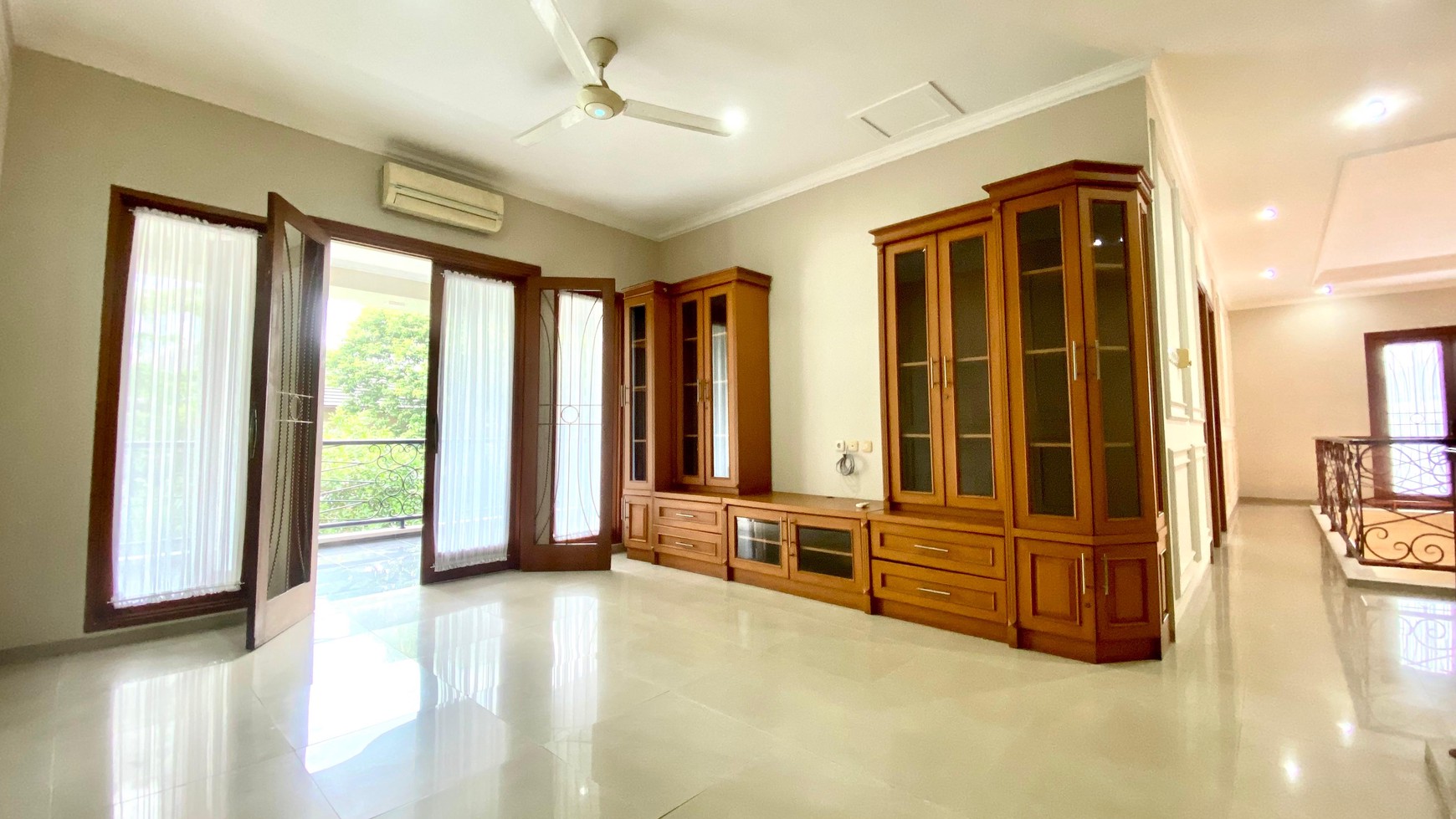 Rumah LUX siap huni di lokasi premium Senayan Bintaro 