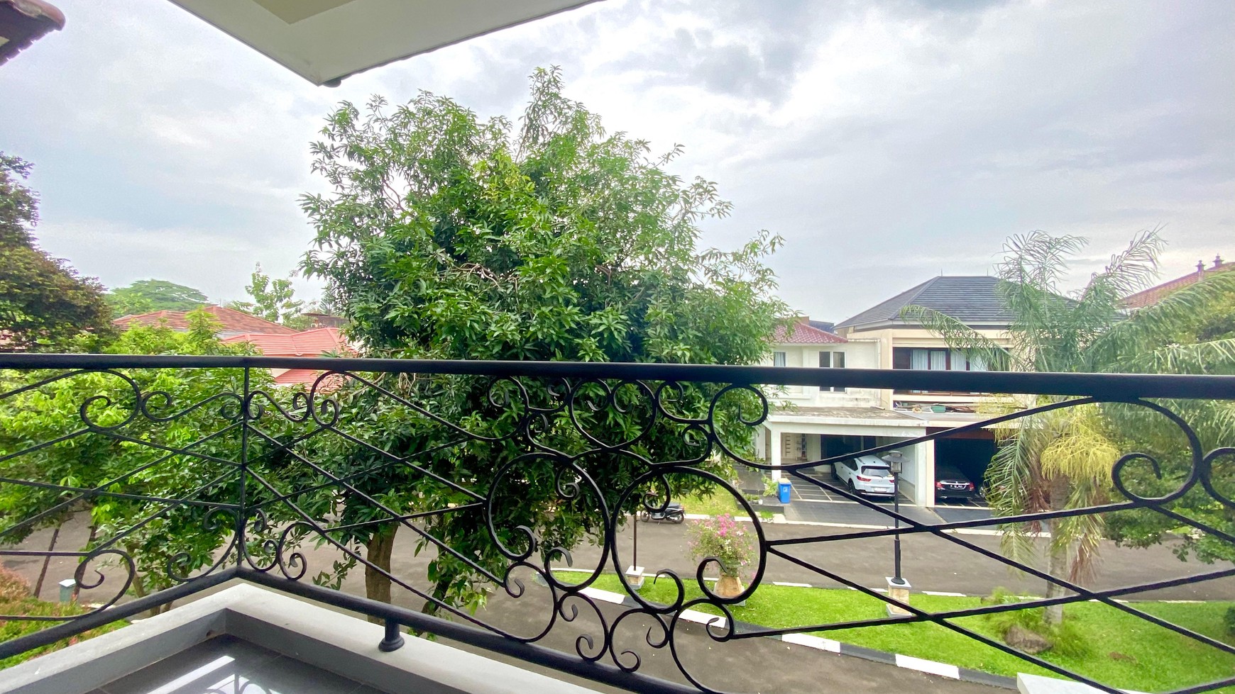 Rumah LUX siap huni di lokasi premium Senayan Bintaro 