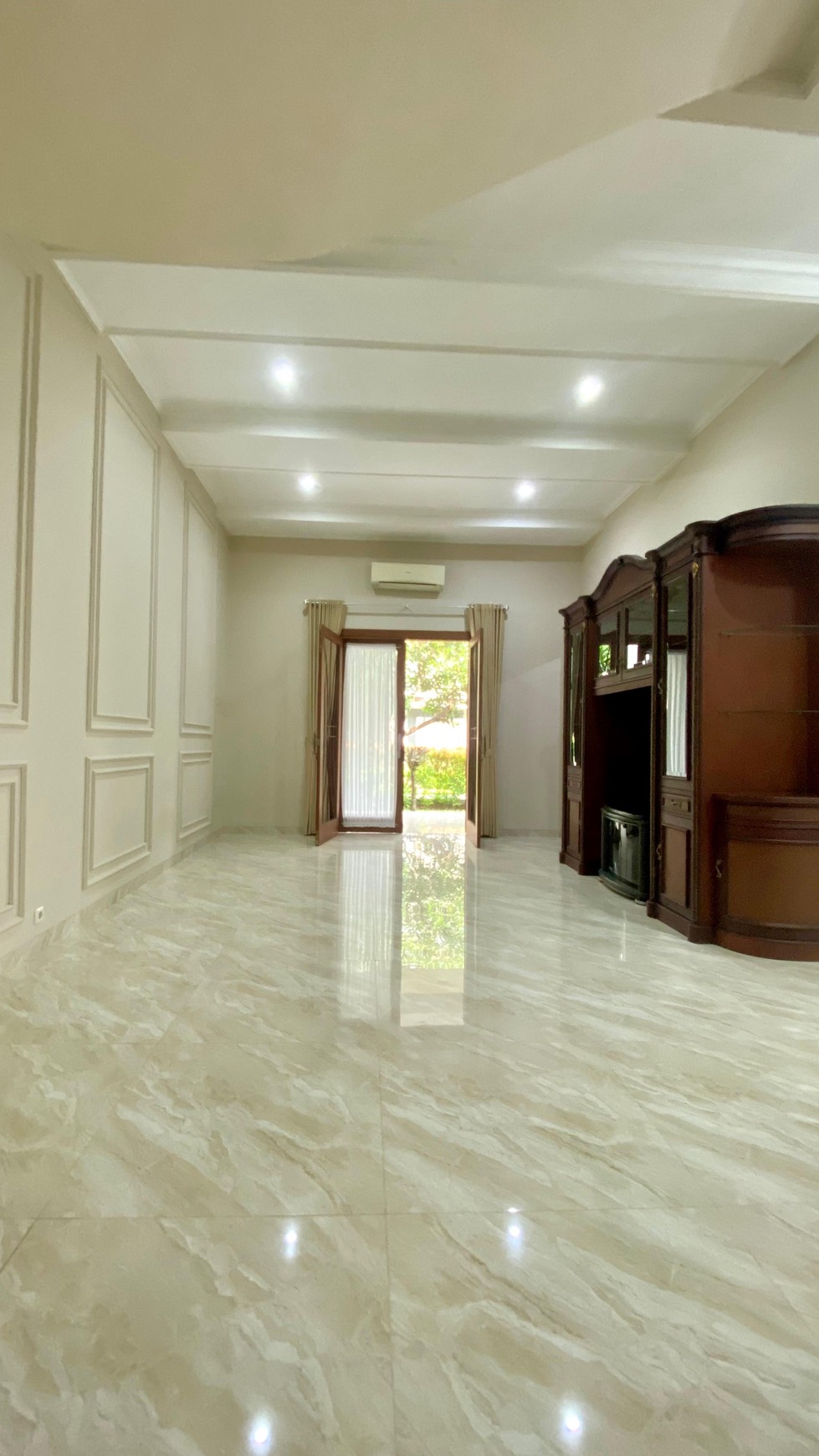 Rumah LUX siap huni di lokasi premium Senayan Bintaro 