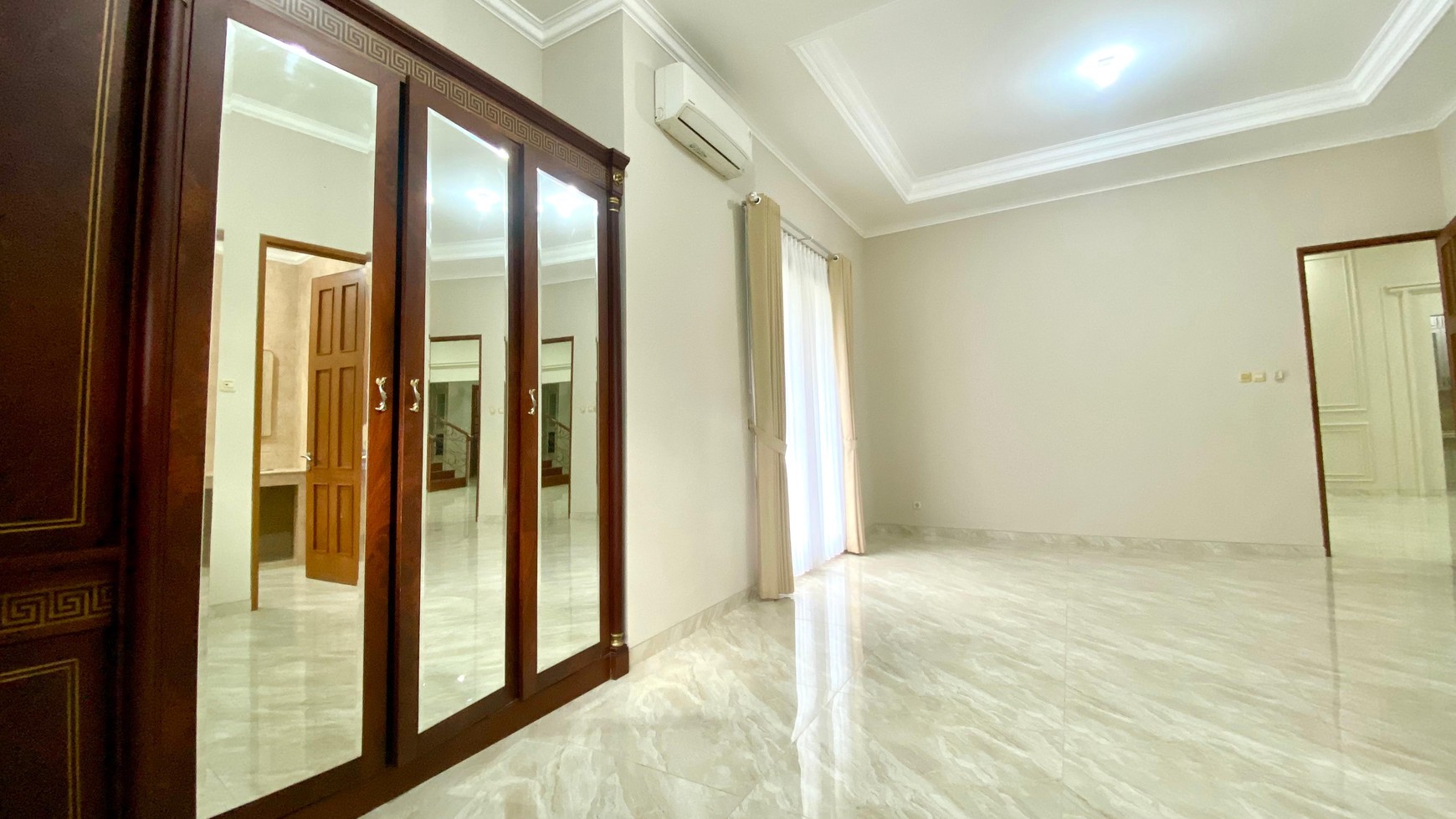 Rumah LUX siap huni di lokasi premium Senayan Bintaro 