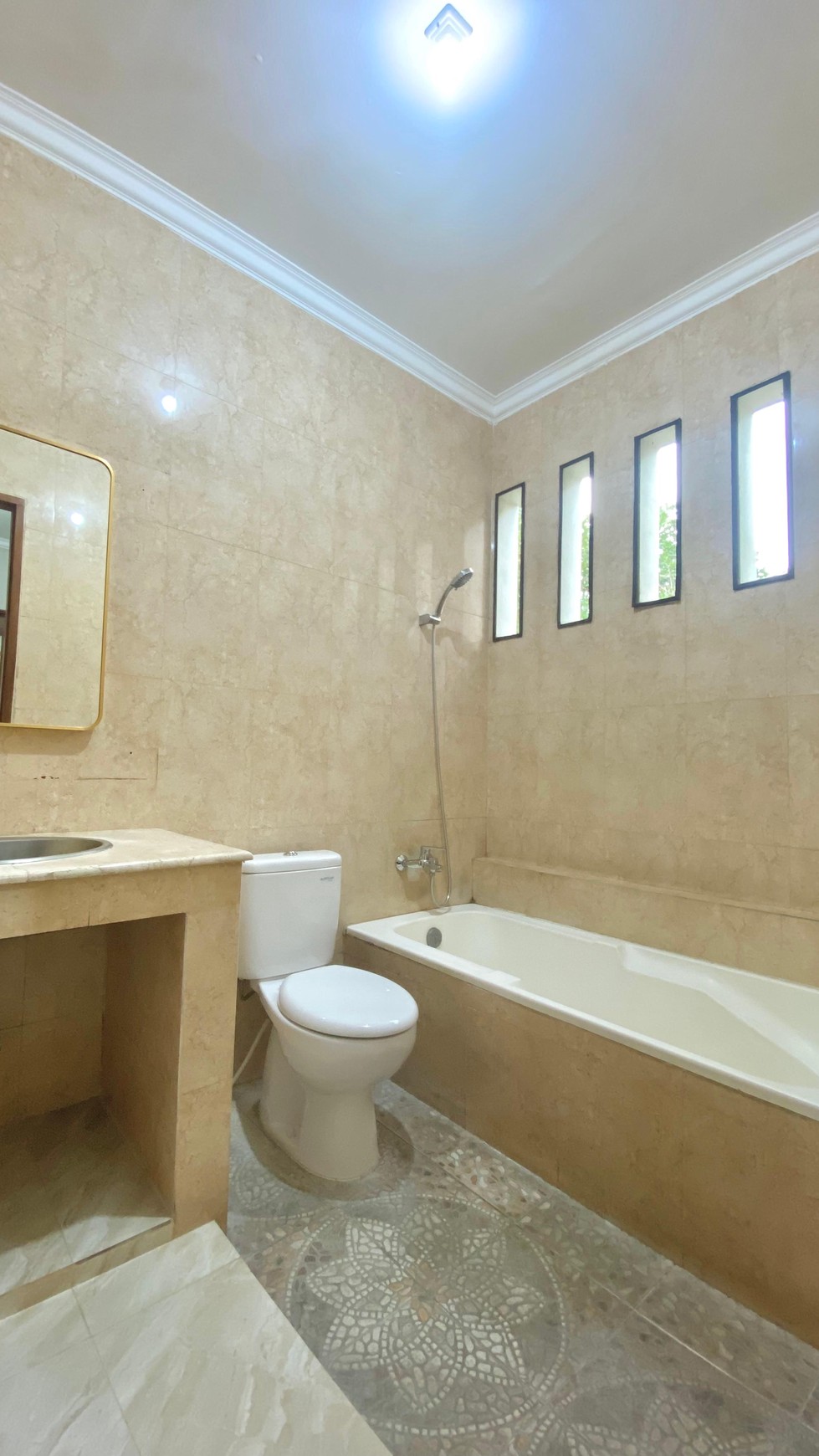 Rumah LUX siap huni di lokasi premium Senayan Bintaro 