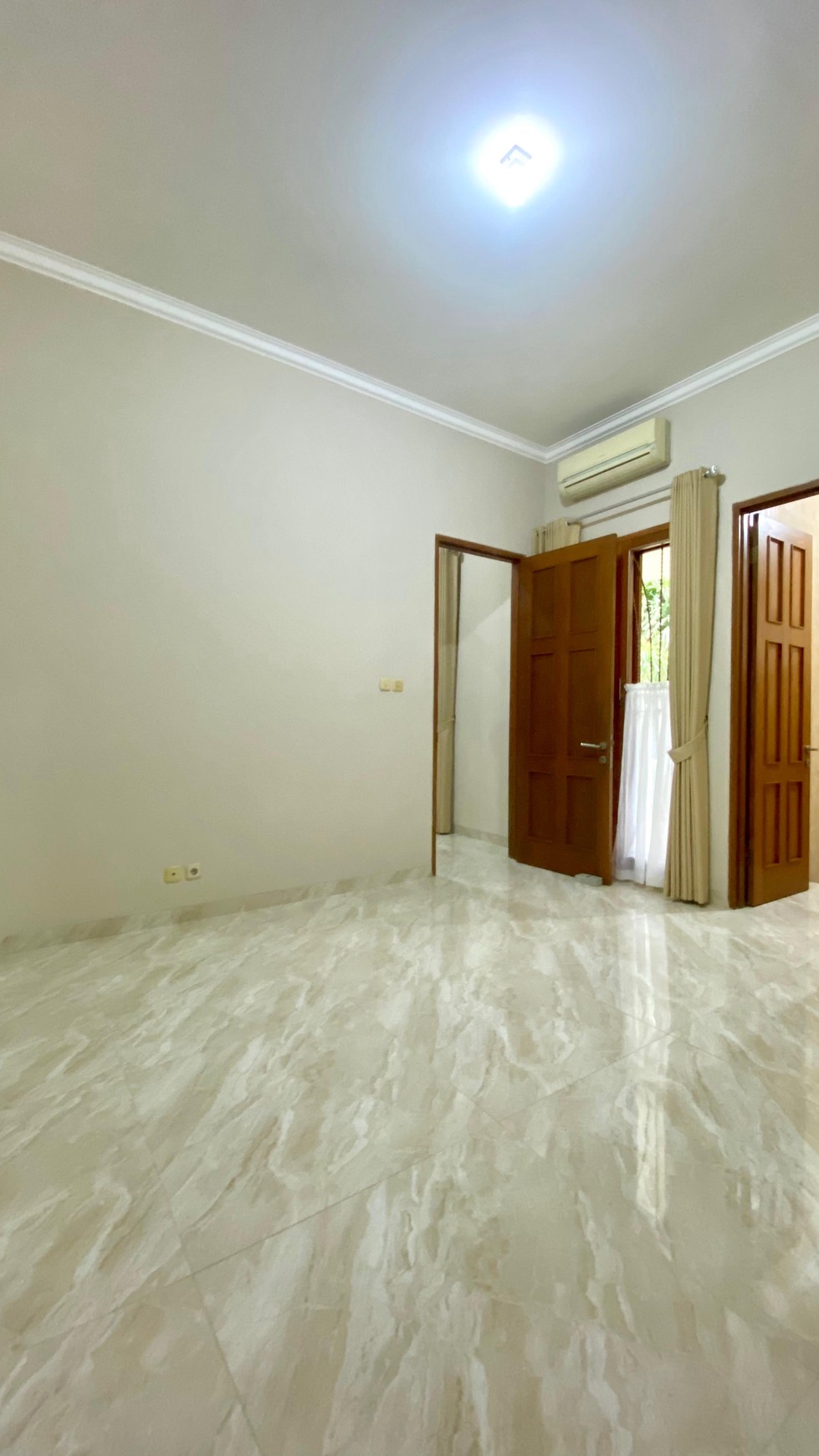 Rumah LUX siap huni di lokasi premium Senayan Bintaro 