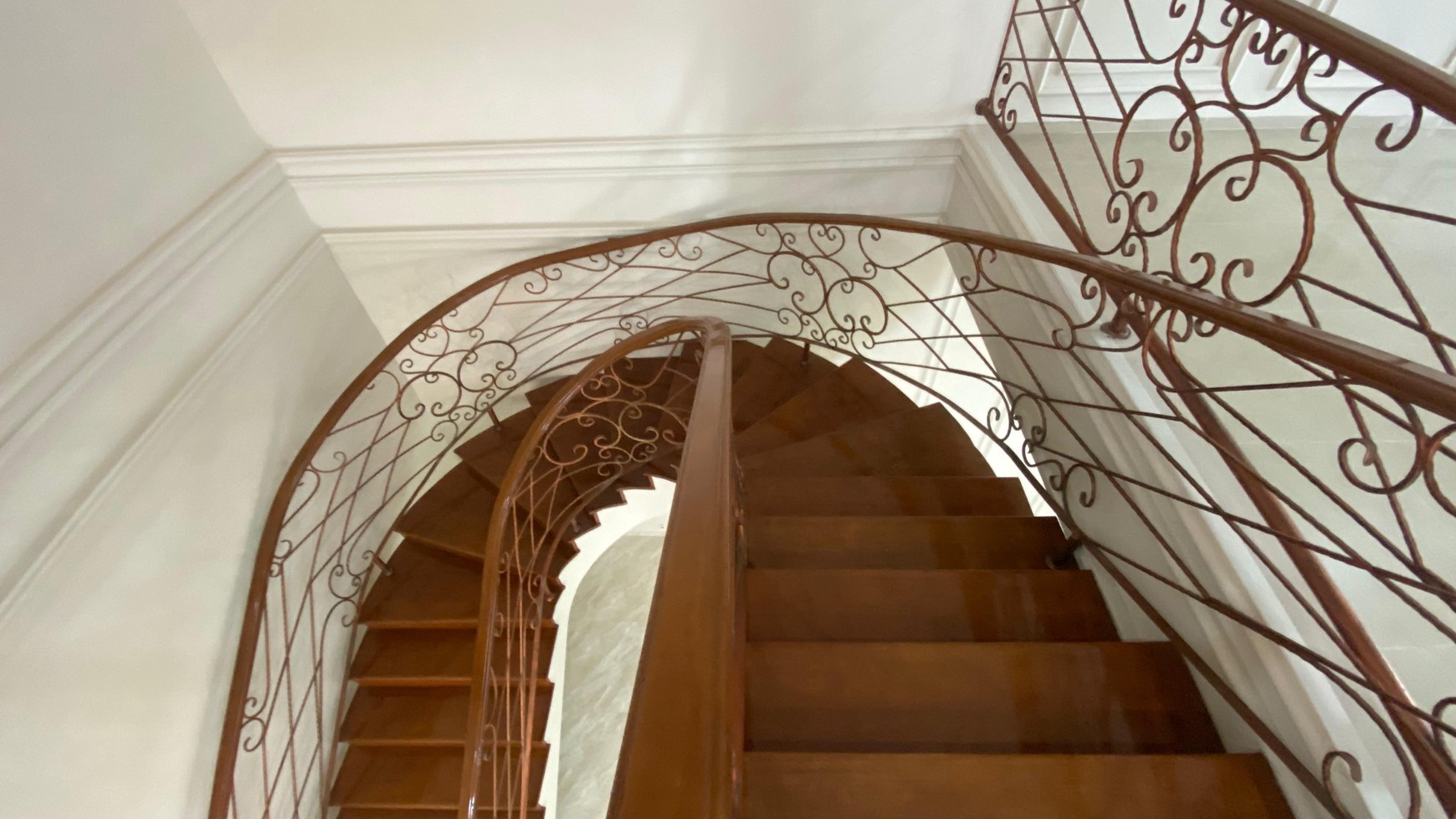 Rumah LUX siap huni di lokasi premium Senayan Bintaro 