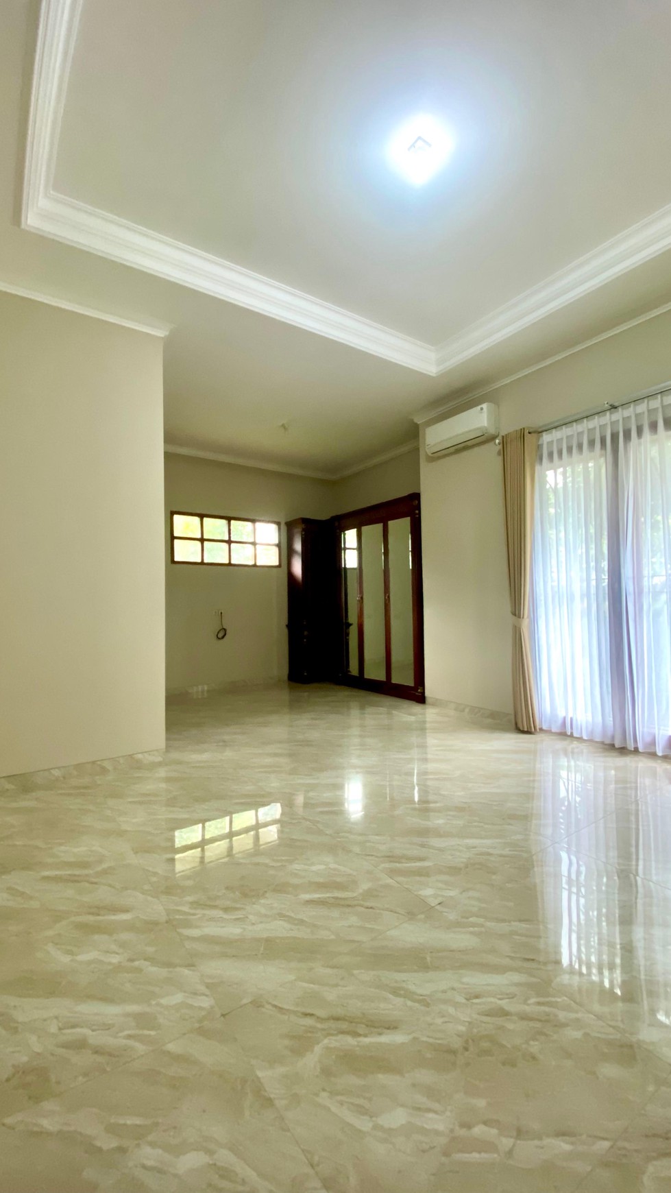 Rumah LUX siap huni di lokasi premium Senayan Bintaro 