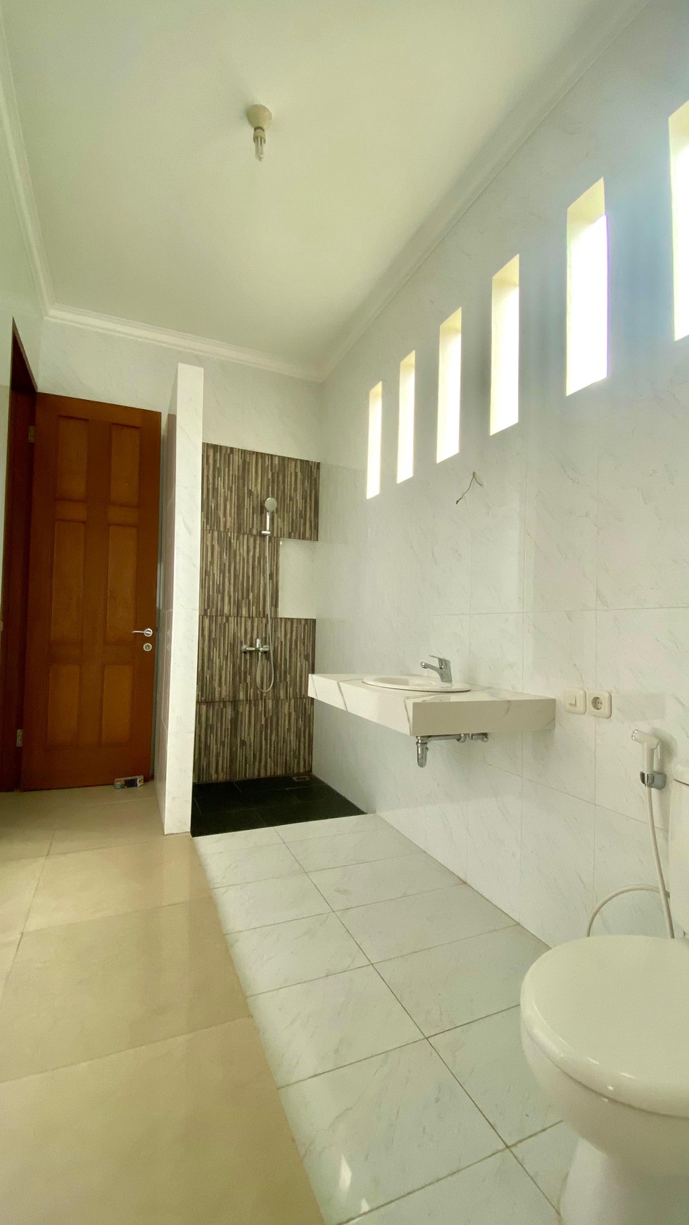 Rumah LUX siap huni di lokasi premium Senayan Bintaro 