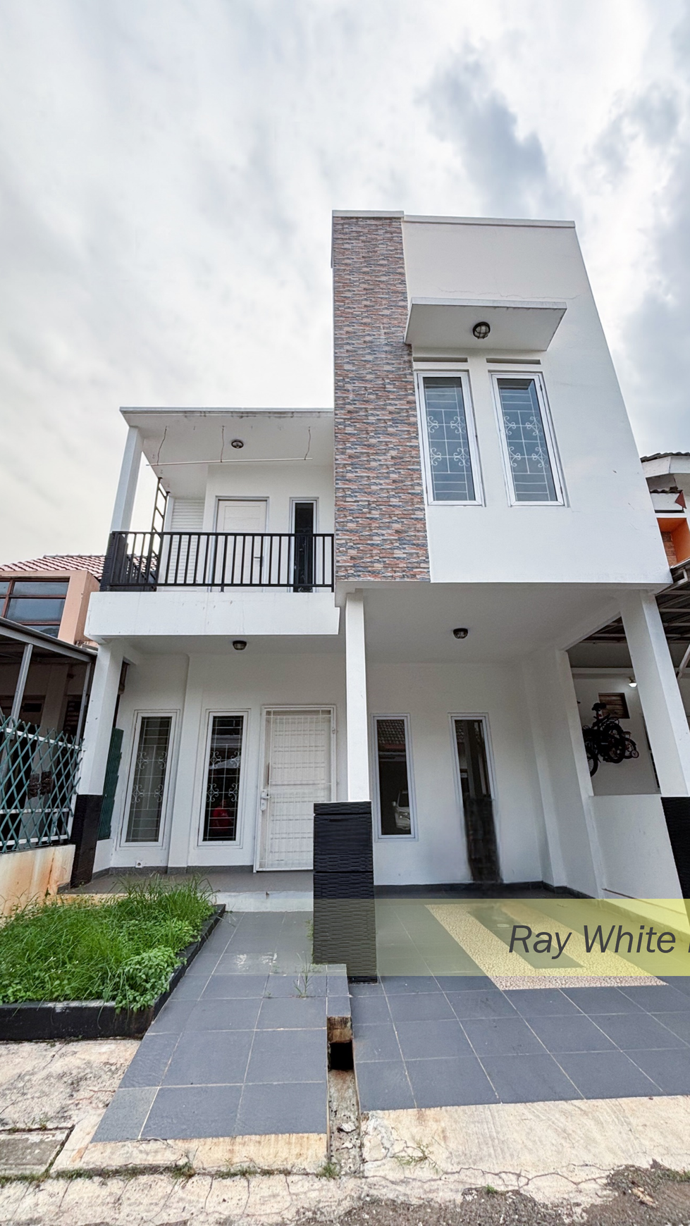 R[FOR SALE] - RUMAH SIAP HUNI SUDAH RENOVASI DI DALAM CLUSTER MAHOGONY GRAHA RAYA BINTARO, TANGERANG SELATAN  SPESIFIKASI : LT :72 LB :110 Kamar RUMAH SIAP HUNI SUDAH RENOVASI DI DALAM CLUSTER MAHOGON