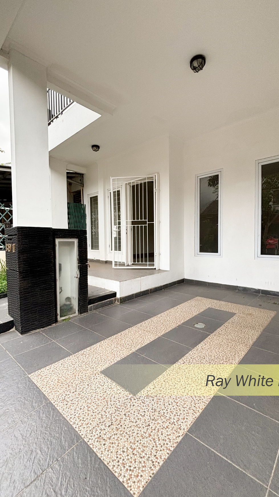 R[FOR SALE] - RUMAH SIAP HUNI SUDAH RENOVASI DI DALAM CLUSTER MAHOGONY GRAHA RAYA BINTARO, TANGERANG SELATAN  SPESIFIKASI : LT :72 LB :110 Kamar RUMAH SIAP HUNI SUDAH RENOVASI DI DALAM CLUSTER MAHOGON