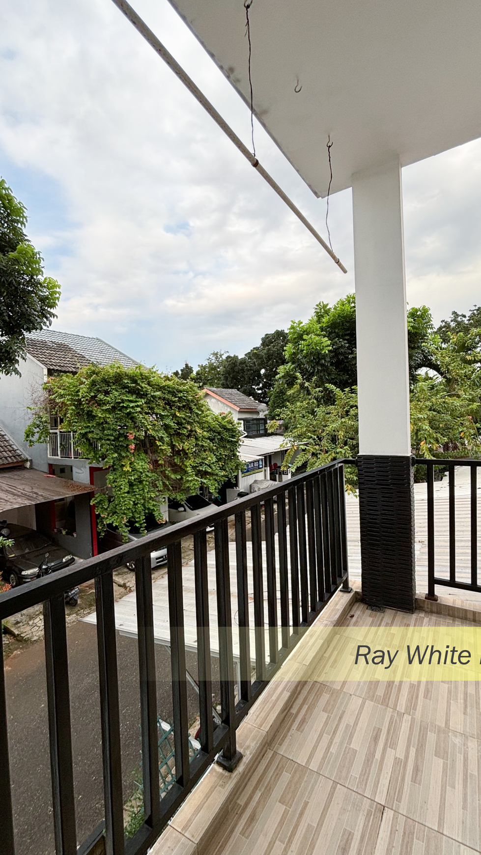R[FOR SALE] - RUMAH SIAP HUNI SUDAH RENOVASI DI DALAM CLUSTER MAHOGONY GRAHA RAYA BINTARO, TANGERANG SELATAN  SPESIFIKASI : LT :72 LB :110 Kamar RUMAH SIAP HUNI SUDAH RENOVASI DI DALAM CLUSTER MAHOGON