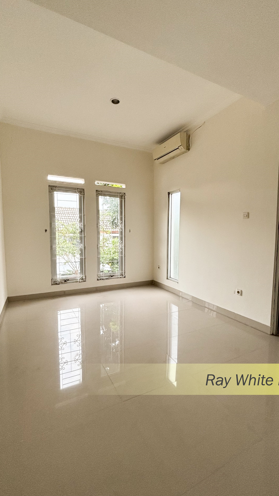 R[FOR SALE] - RUMAH SIAP HUNI SUDAH RENOVASI DI DALAM CLUSTER MAHOGONY GRAHA RAYA BINTARO, TANGERANG SELATAN  SPESIFIKASI : LT :72 LB :110 Kamar RUMAH SIAP HUNI SUDAH RENOVASI DI DALAM CLUSTER MAHOGON