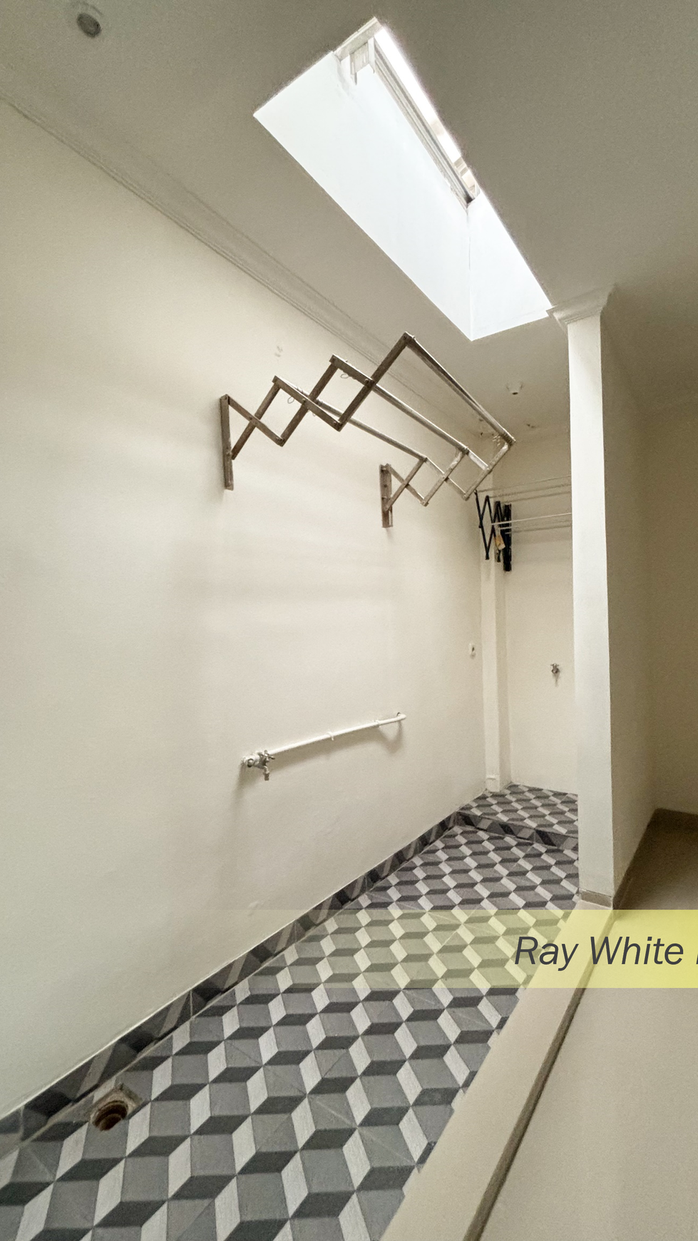 R[FOR SALE] - RUMAH SIAP HUNI SUDAH RENOVASI DI DALAM CLUSTER MAHOGONY GRAHA RAYA BINTARO, TANGERANG SELATAN  SPESIFIKASI : LT :72 LB :110 Kamar RUMAH SIAP HUNI SUDAH RENOVASI DI DALAM CLUSTER MAHOGON
