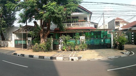 RUMAH STRATEGIS DEPAN JALAN 4 MOBIL DAN DEPAN KELURAHAN KAYU PUTIH JAKTIM