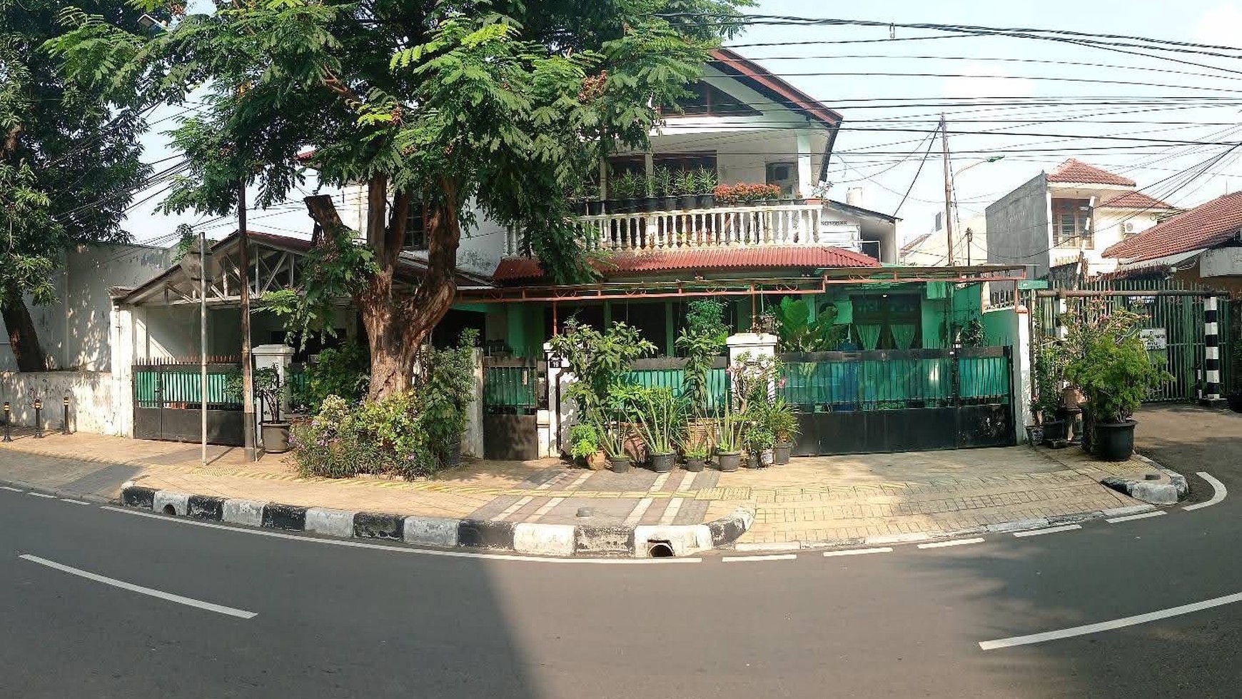 RUMAH STRATEGIS DEPAN JALAN 4 MOBIL DAN DEPAN KELURAHAN KAYU PUTIH JAKTIM