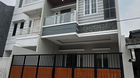 Rumah Elegan 3 Lantai Di Taman Ratu Jakarta Barat