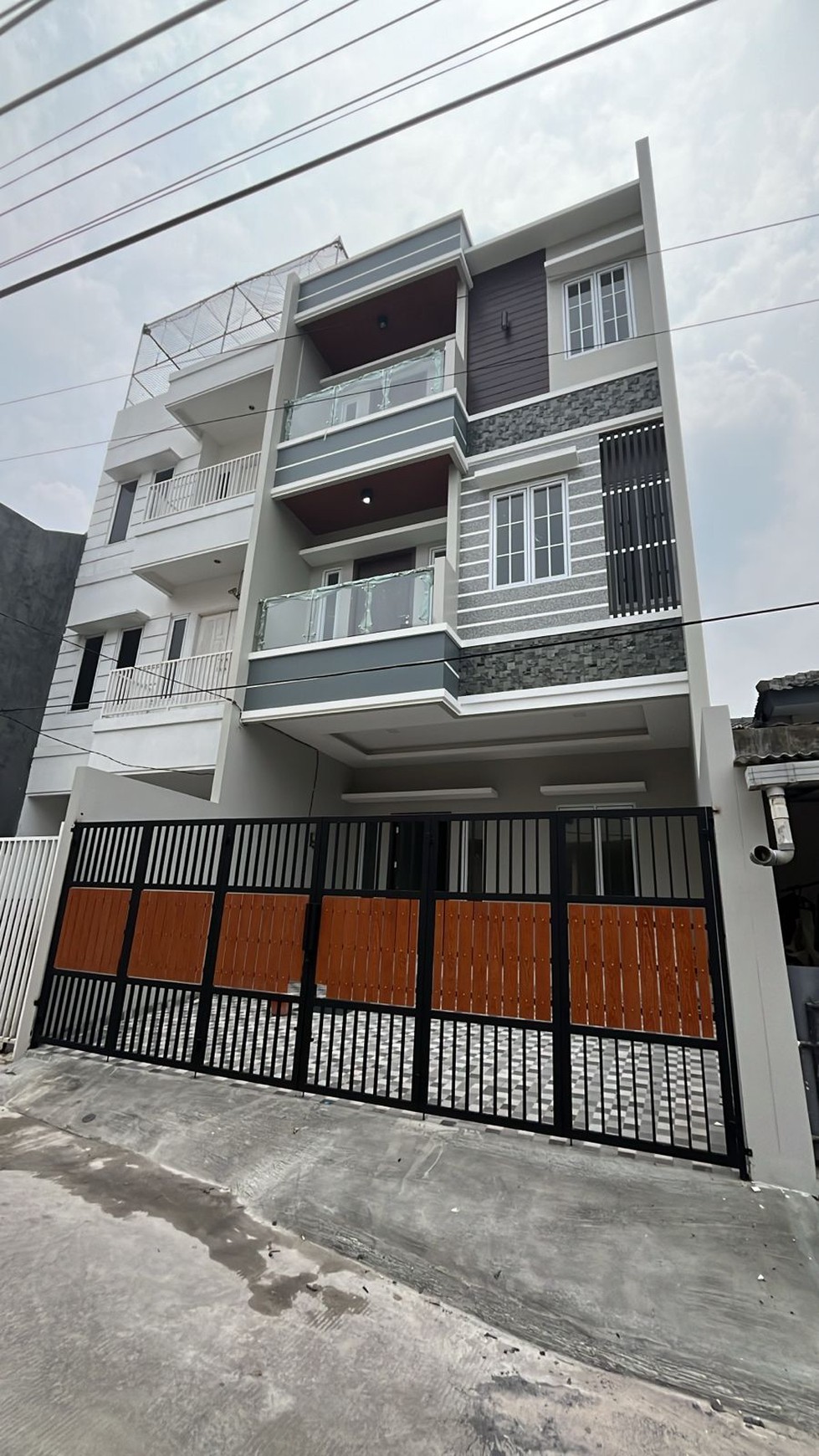 Rumah Elegan 3 Lantai Di Taman Ratu Jakarta Barat