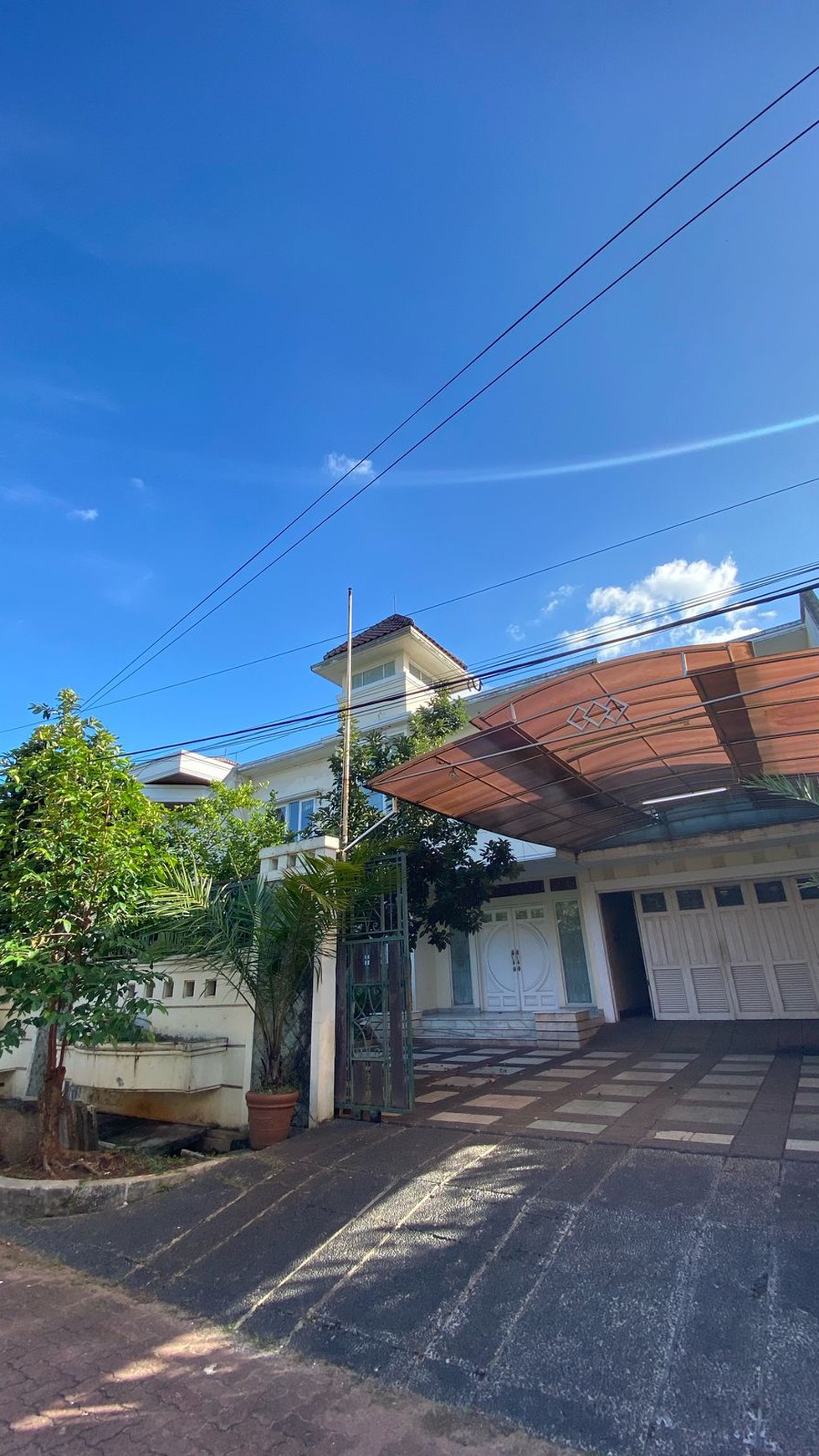 Rumah Mewah dengan Kolam Renang di Lebak Bulus - Lokasi Premium, Harga Spesial