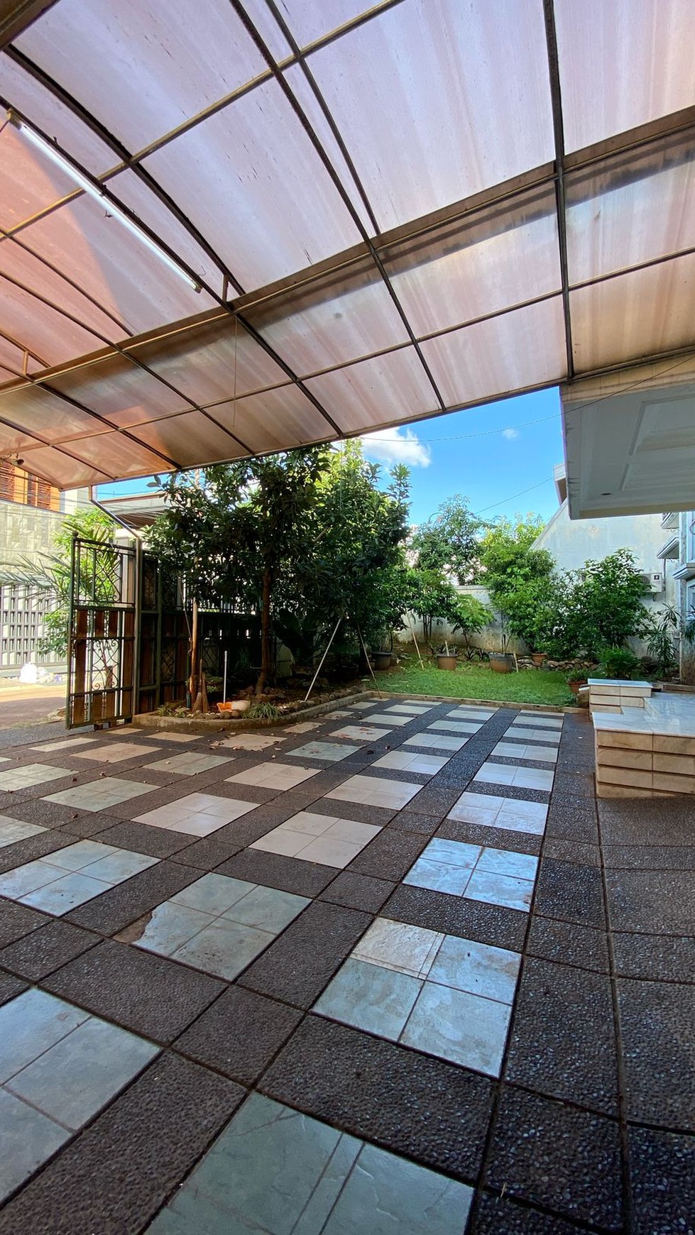 Rumah Mewah dengan Kolam Renang di Lebak Bulus - Lokasi Premium, Harga Spesial