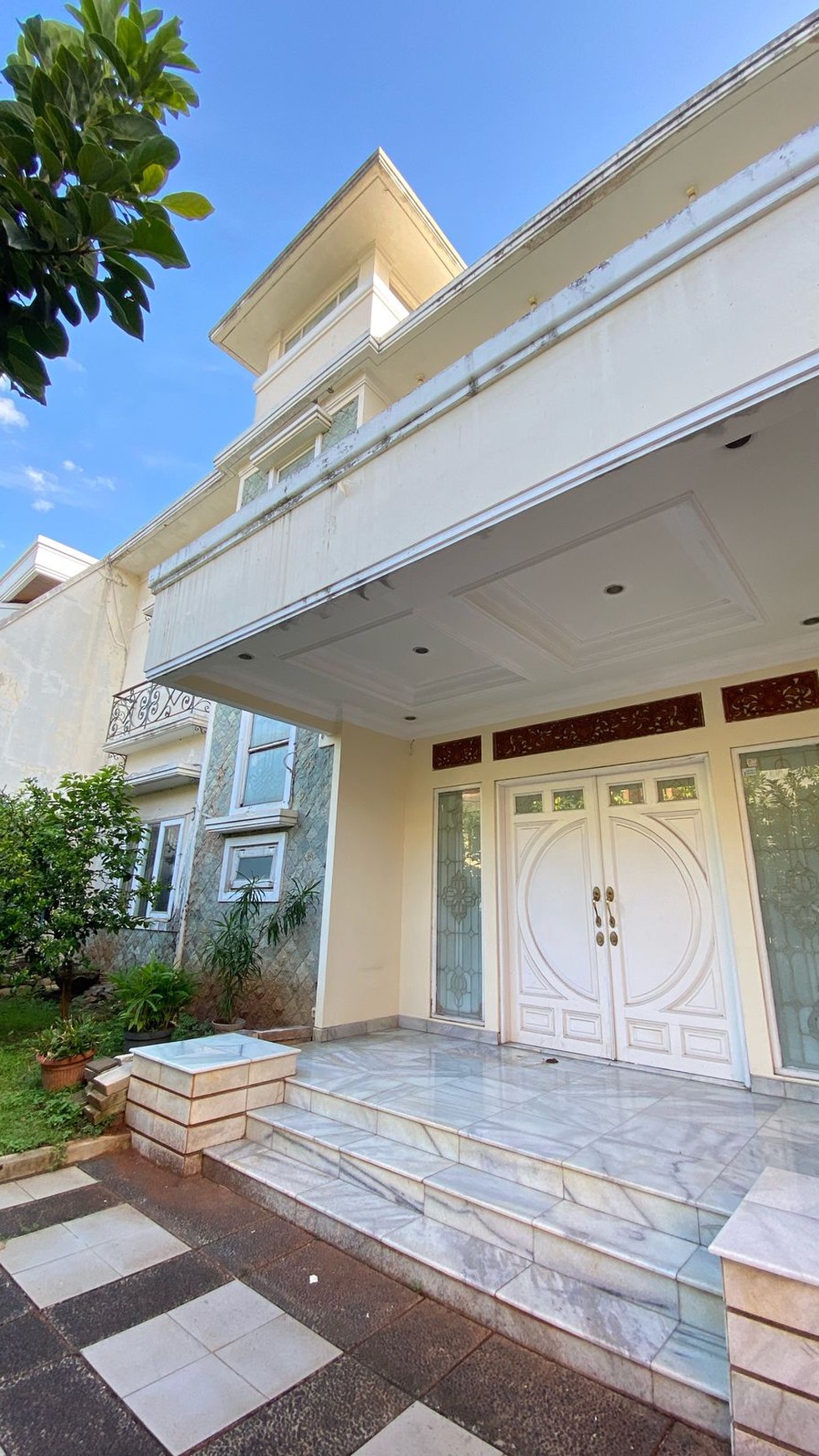 Rumah Mewah dengan Kolam Renang di Lebak Bulus - Lokasi Premium, Harga Spesial