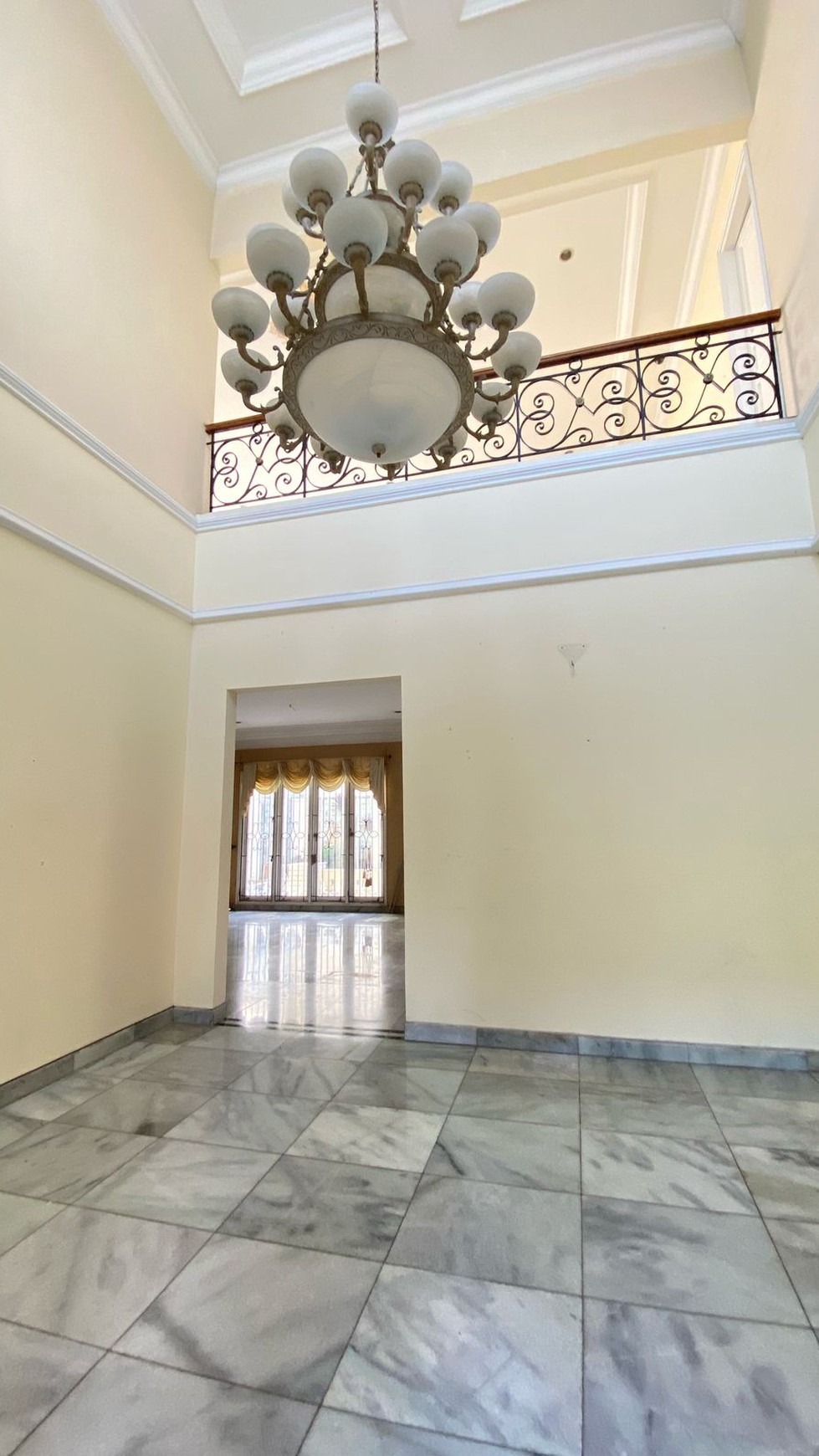 Rumah Mewah dengan Kolam Renang di Lebak Bulus - Lokasi Premium, Harga Spesial